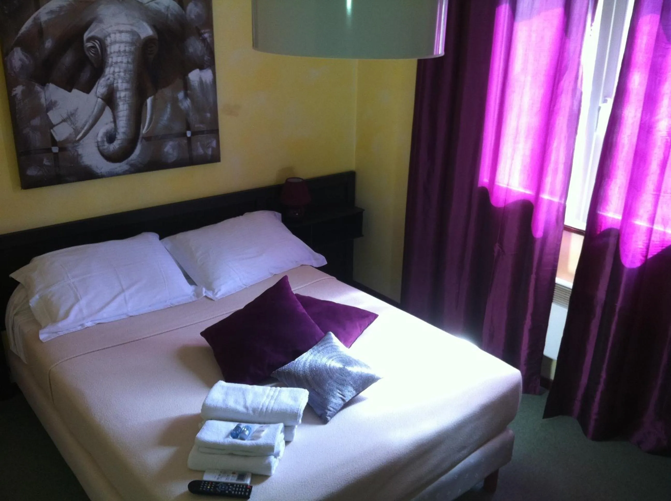 Bed in Hôtel L'Eau Des Collines