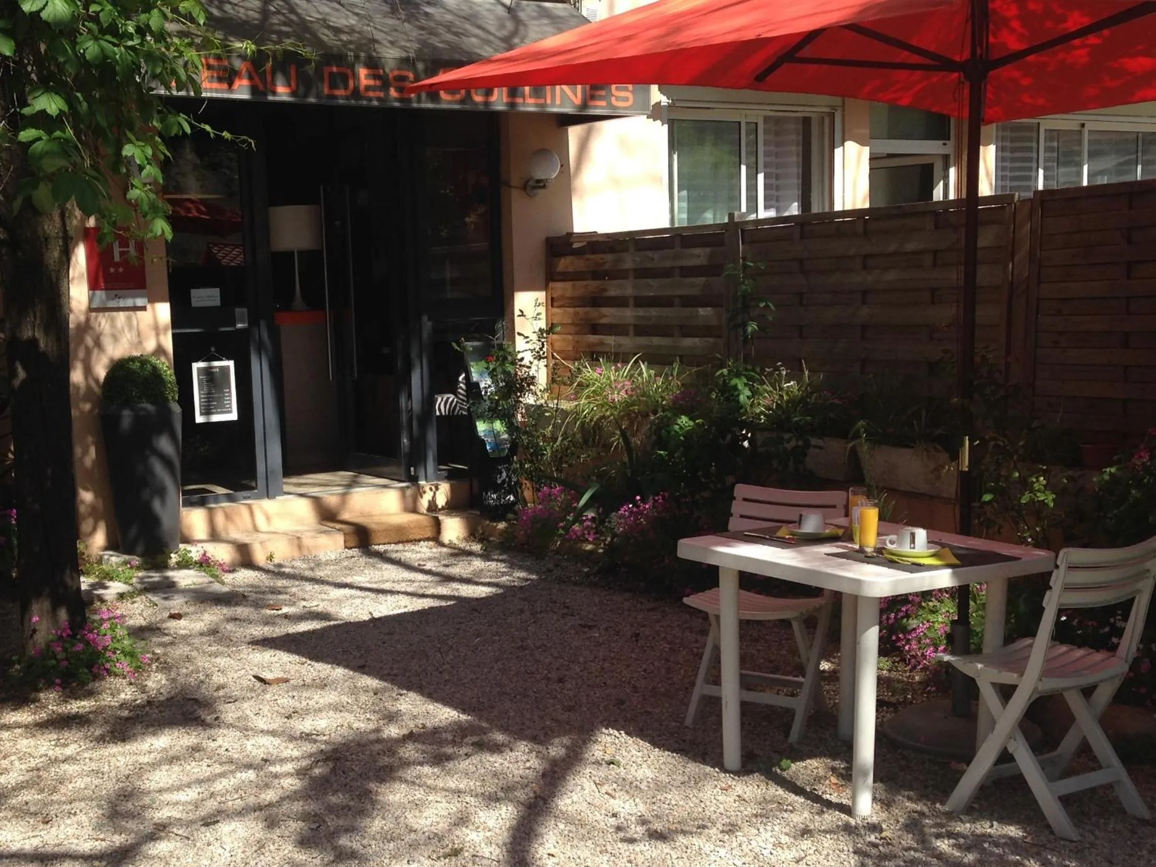 Patio in Hôtel L'Eau Des Collines