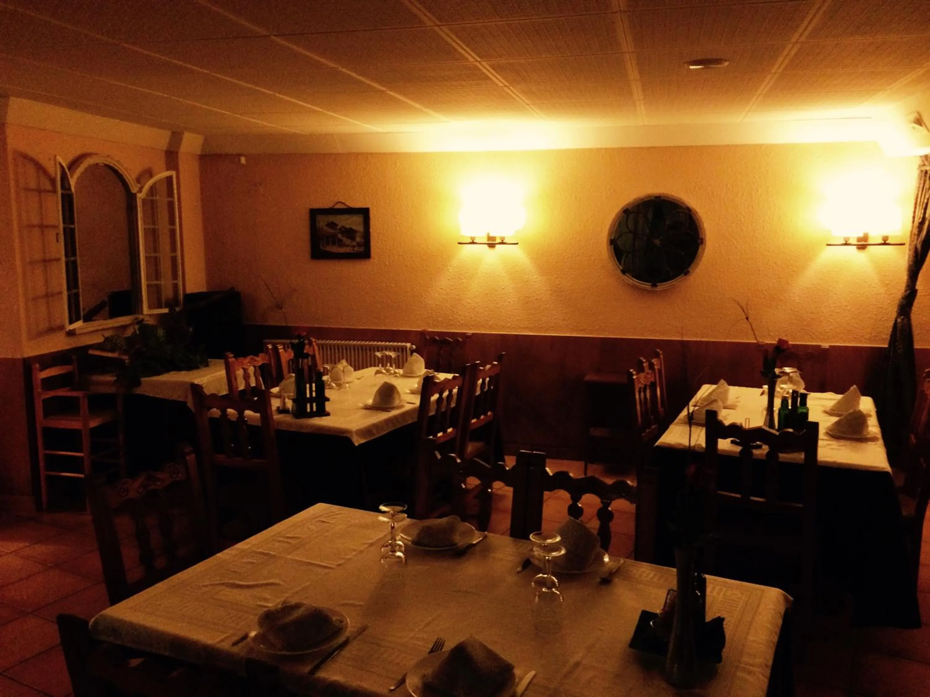 Restaurant/places to eat in Roch Hotel