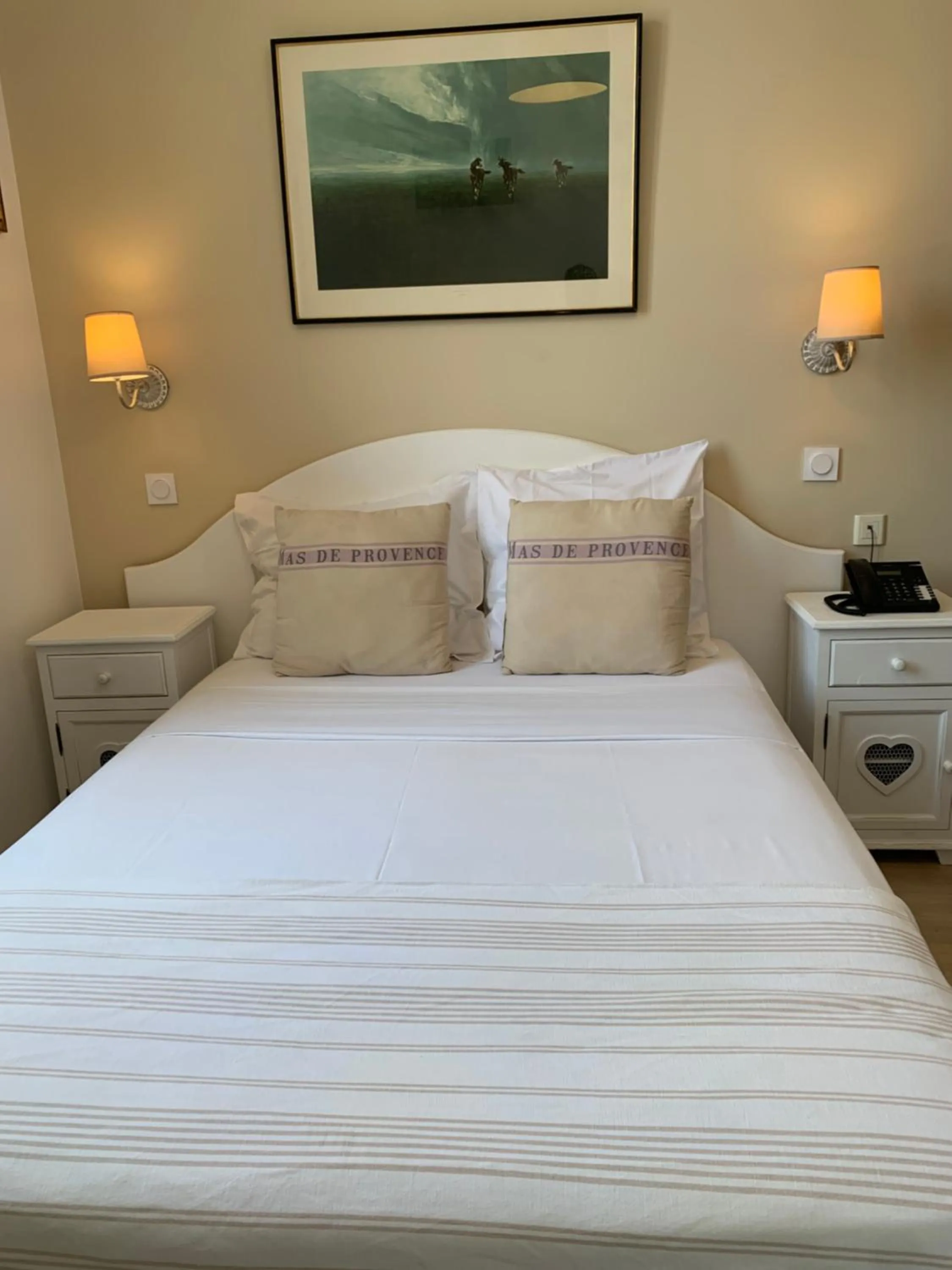 Bed in Hôtel La Villa des Oliviers