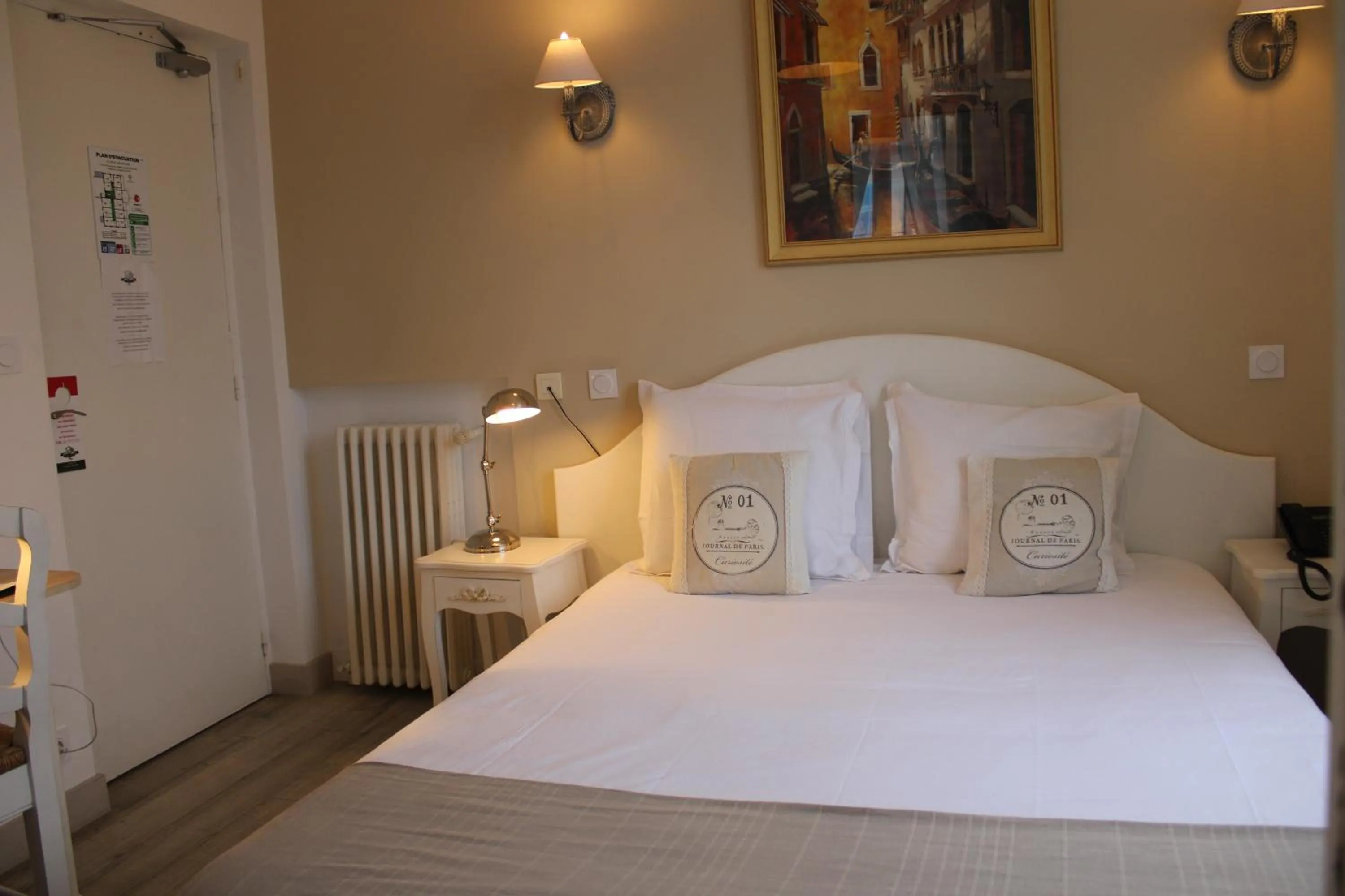 Photo of the whole room, Bed in Hôtel La Villa des Oliviers