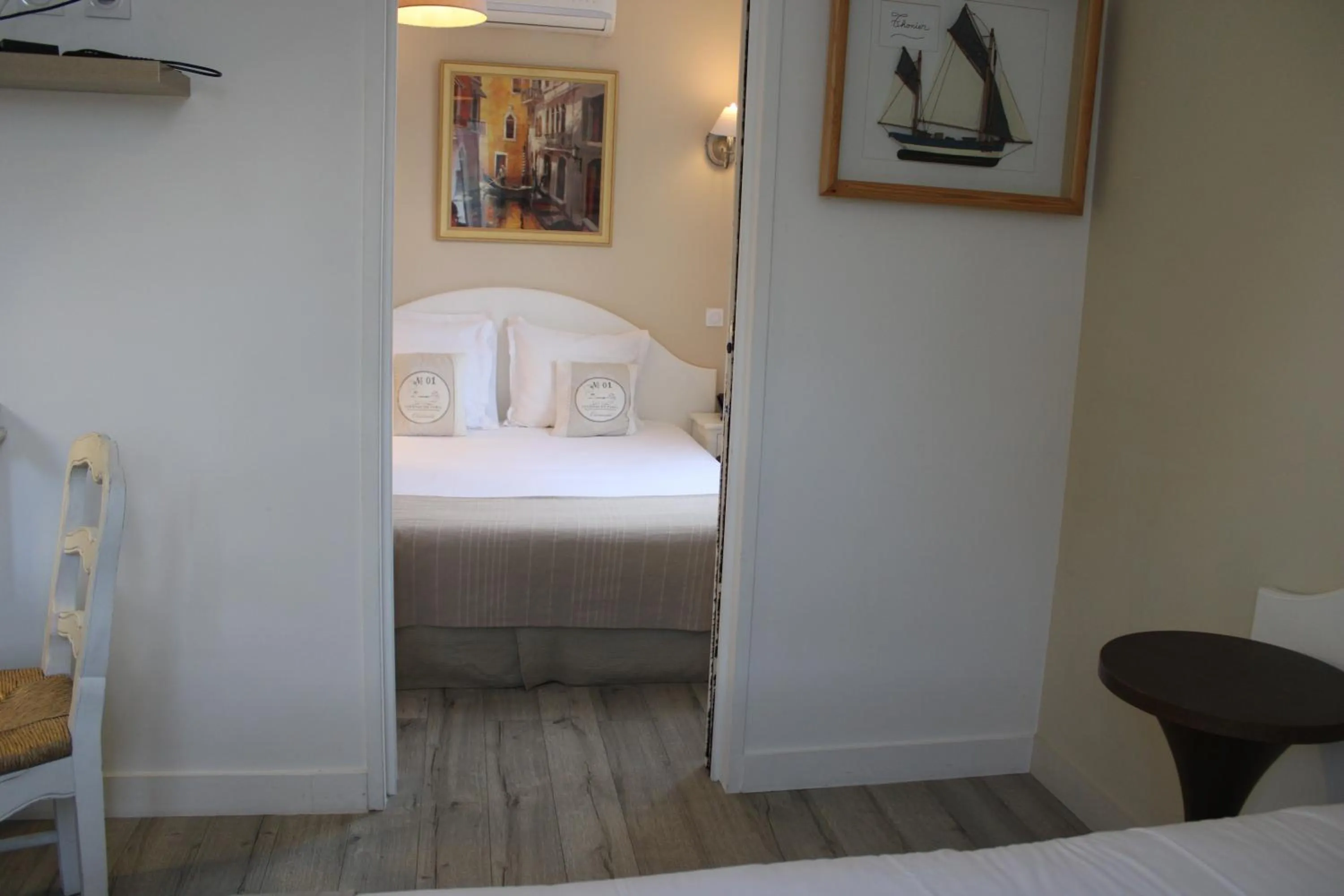 Photo of the whole room, Bed in Hôtel La Villa des Oliviers