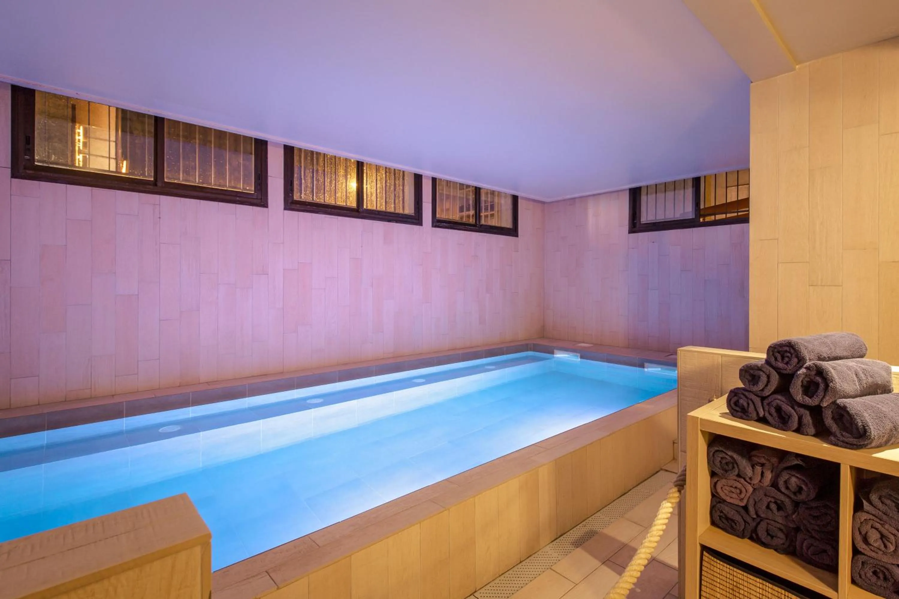 Swimming pool in SOWELL HOTELS Le Parc & Spa