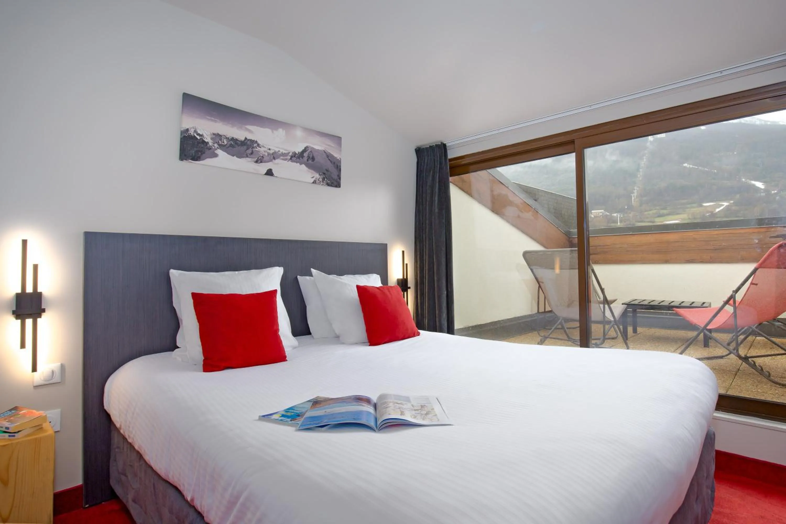 Bedroom, Bed in SOWELL HOTELS Le Parc & Spa