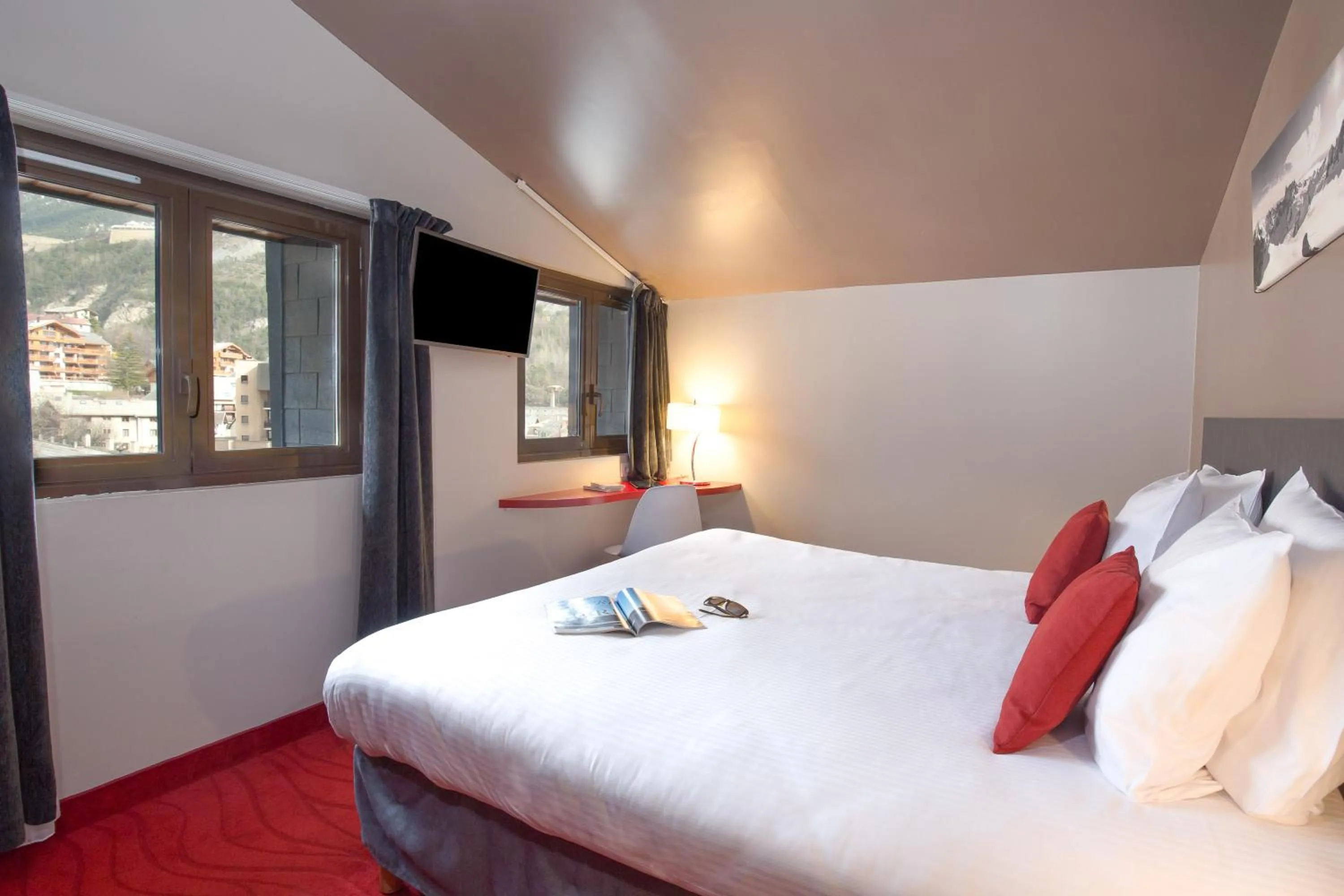 Bedroom, Bed in SOWELL HOTELS Le Parc & Spa