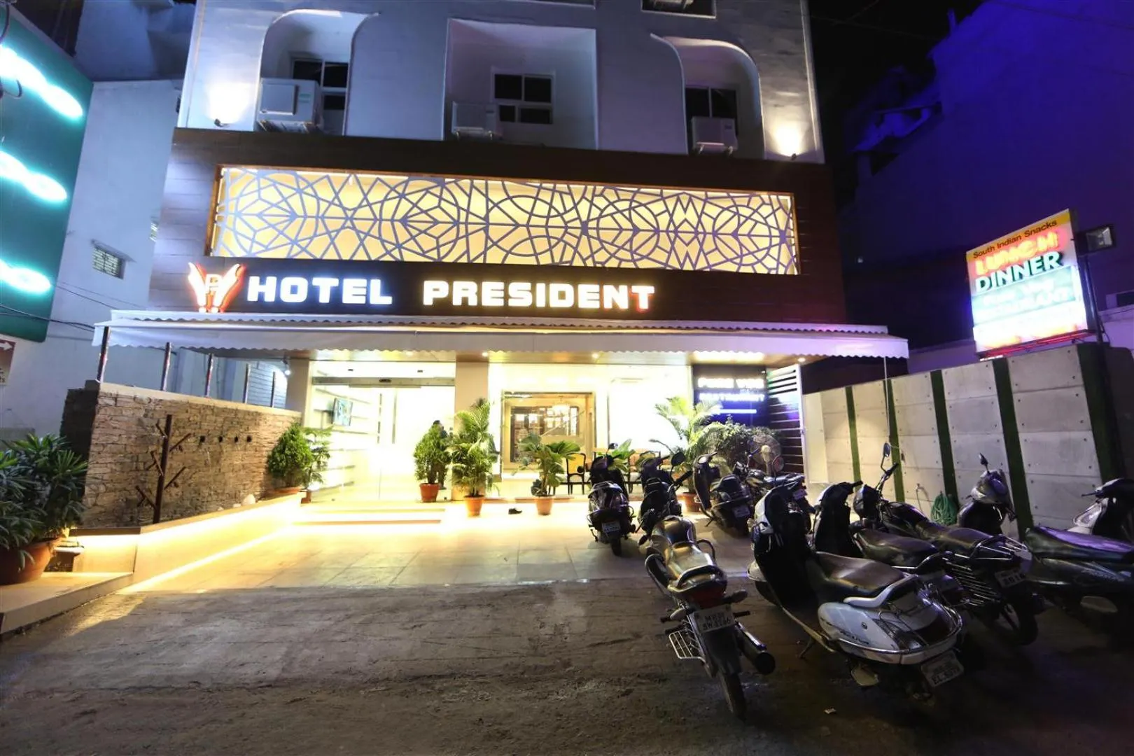 Facade/entrance in Hotel President
