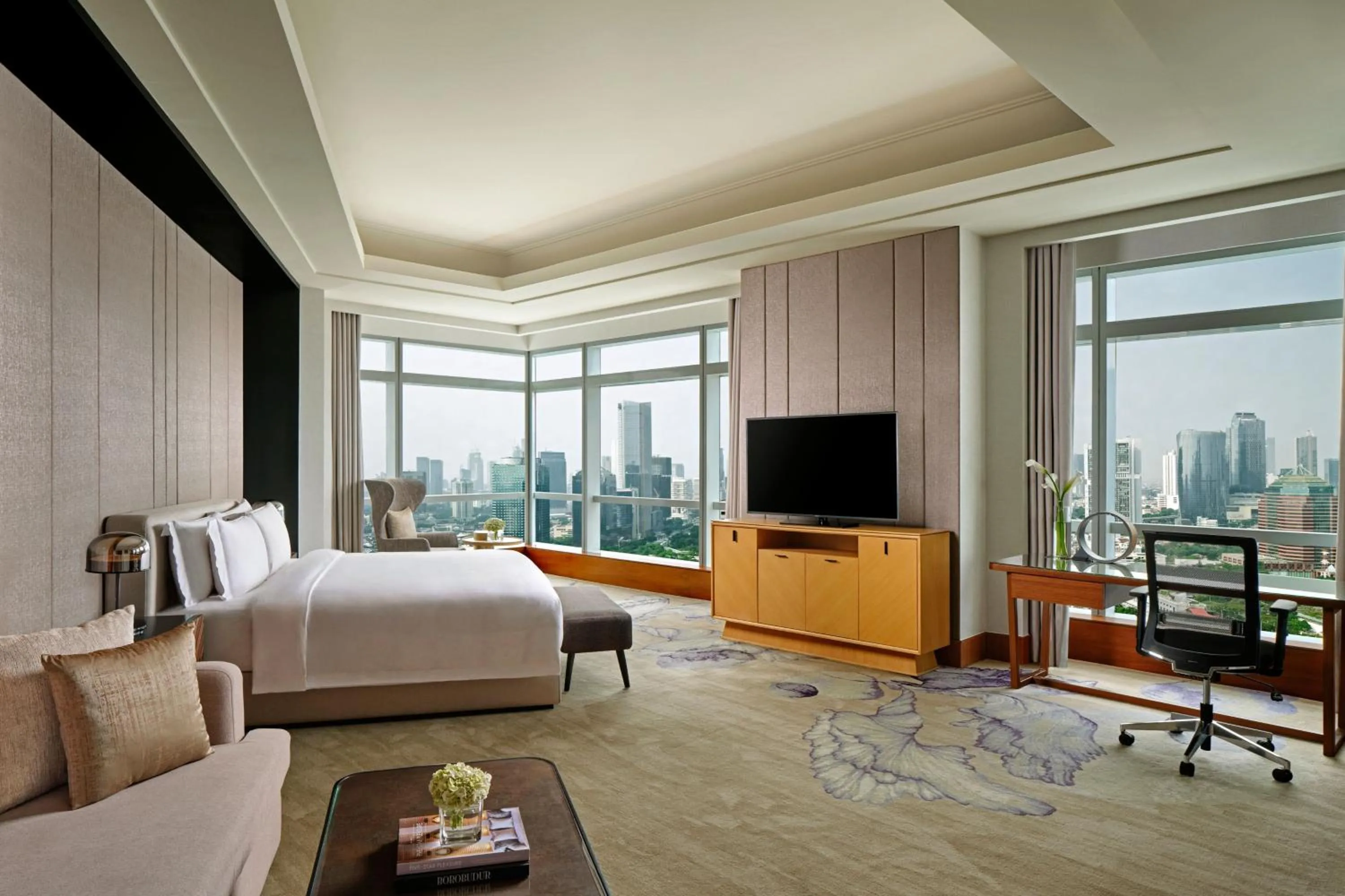 Photo of the whole room, Bed in The Ritz-Carlton Jakarta, Pacific Place
