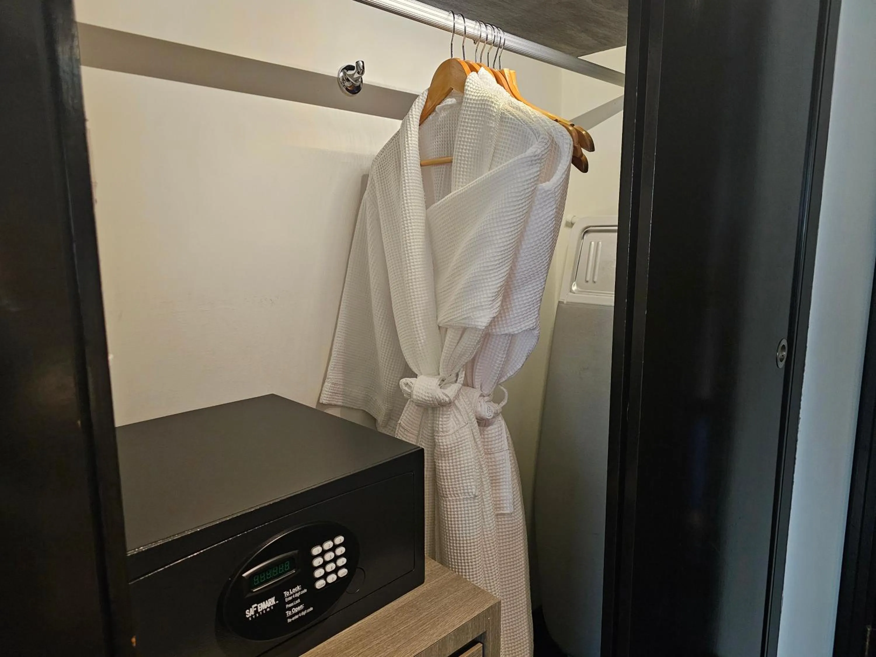 safe in Concorde Hotel Singapore