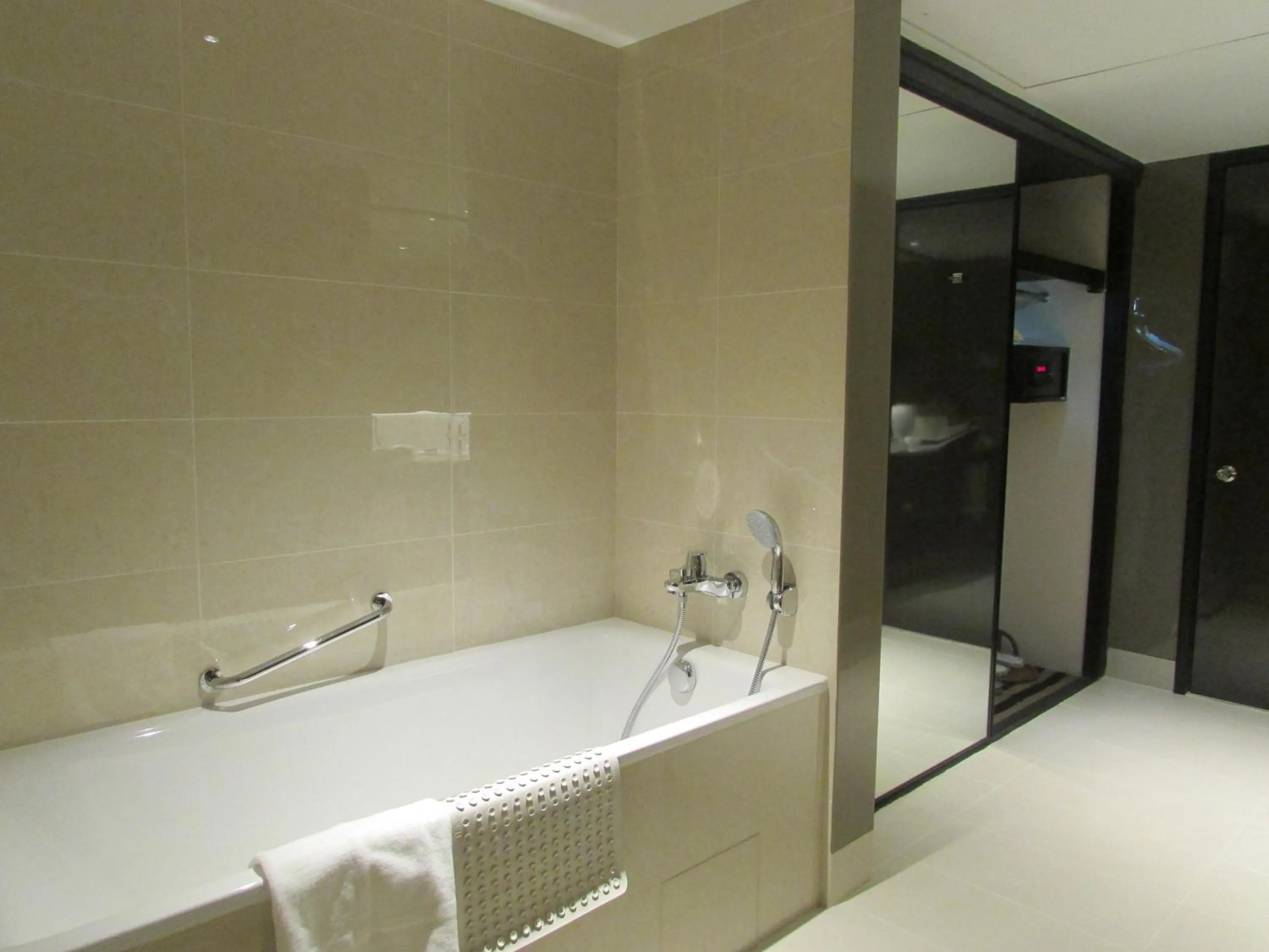 Bathroom in Concorde Hotel Singapore