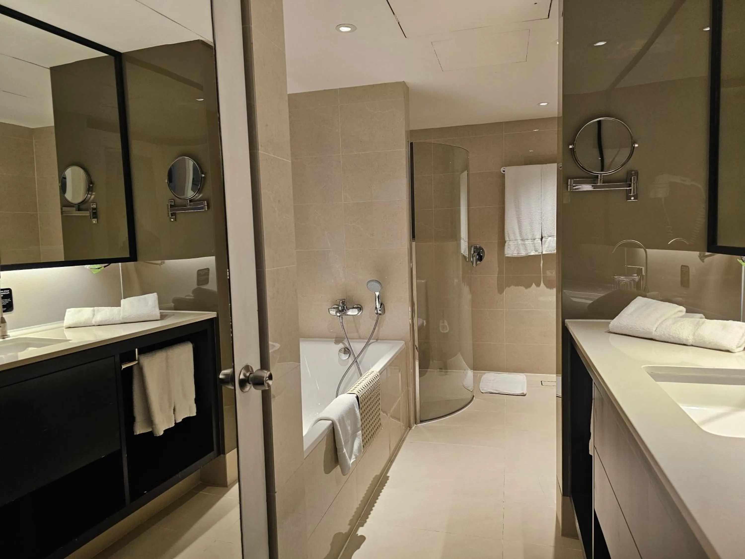 Bath in Concorde Hotel Singapore