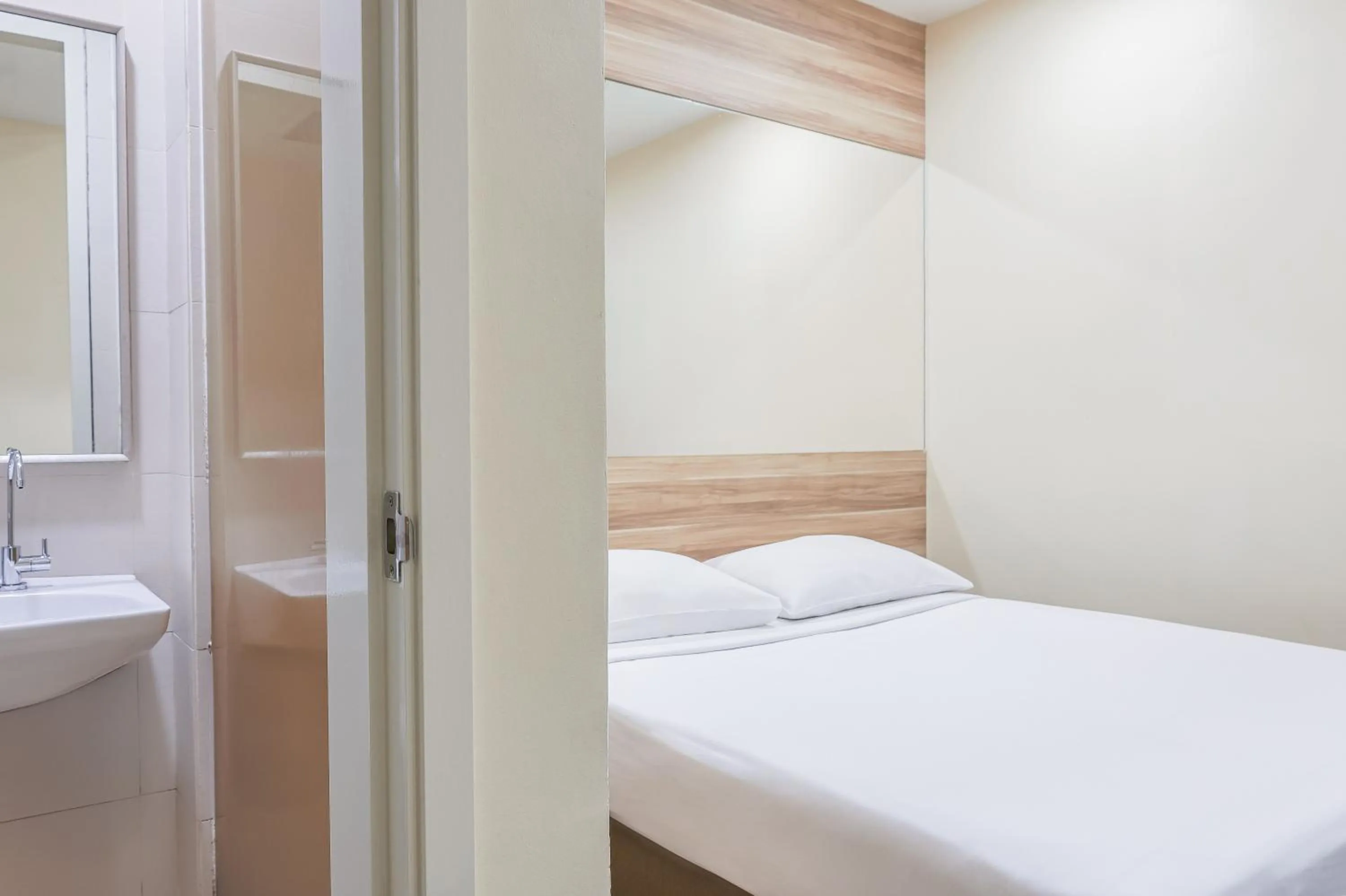 Bed in Hotel 81 Dickson