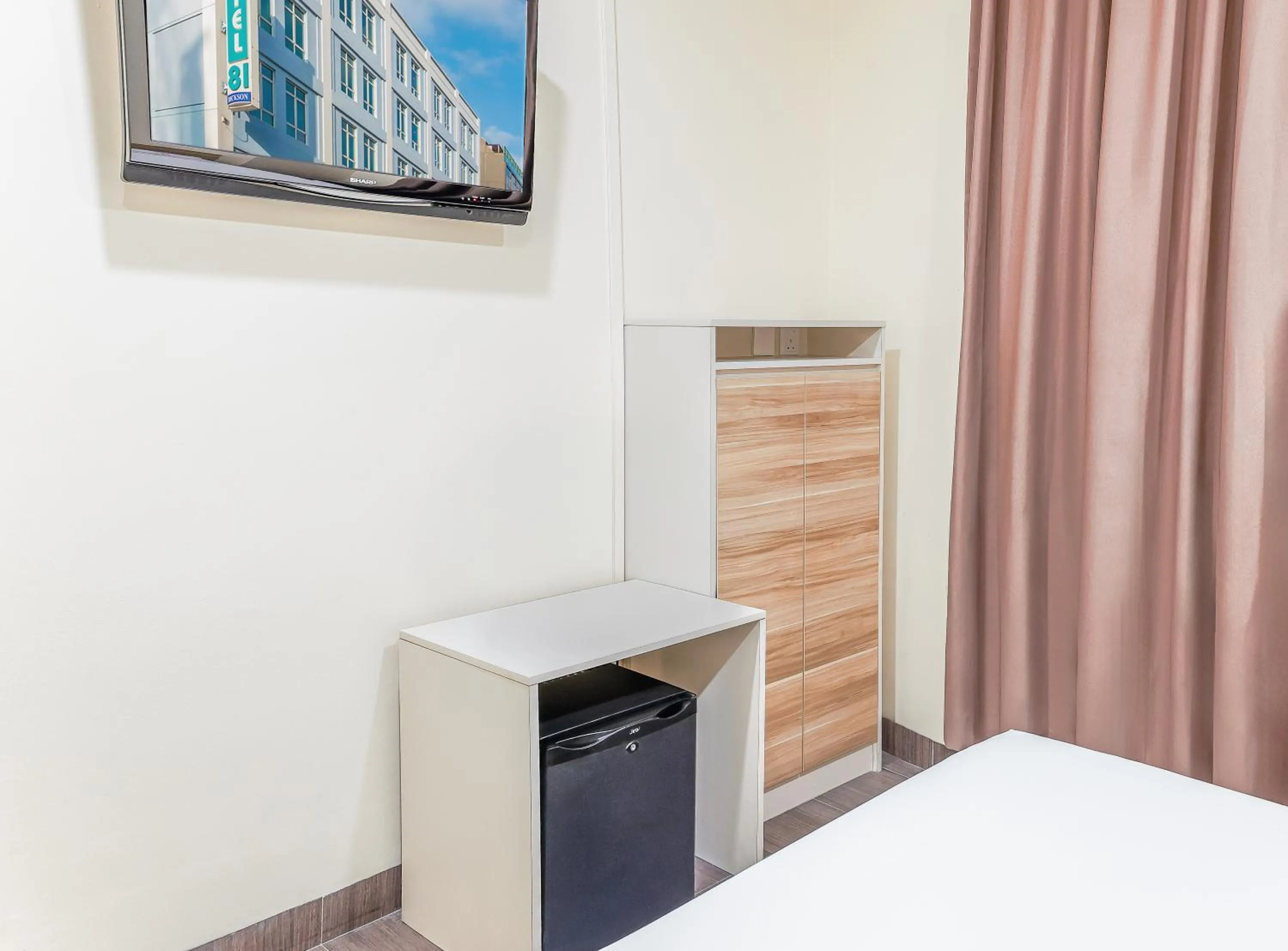 Bed in Hotel 81 Dickson