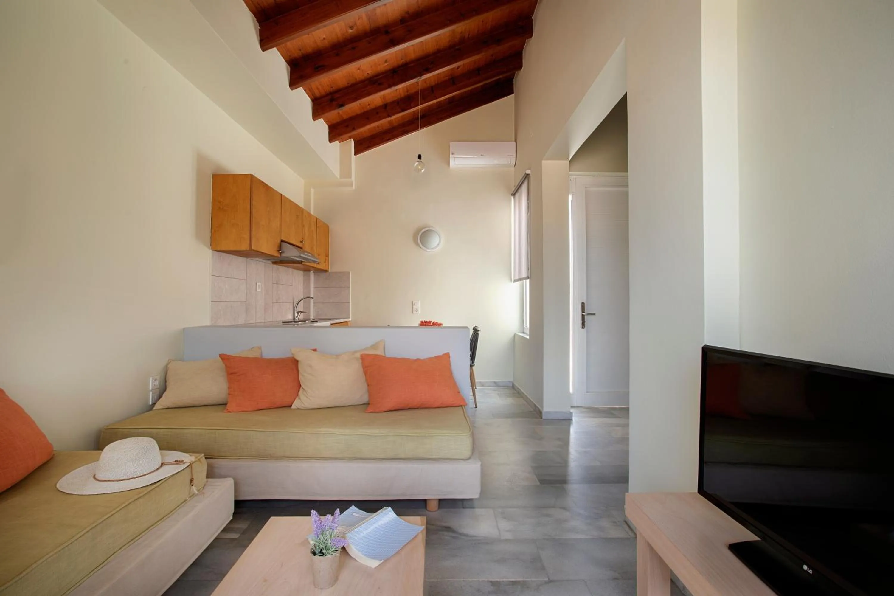 TV and multimedia in Elma's Dream Apartments & Villas