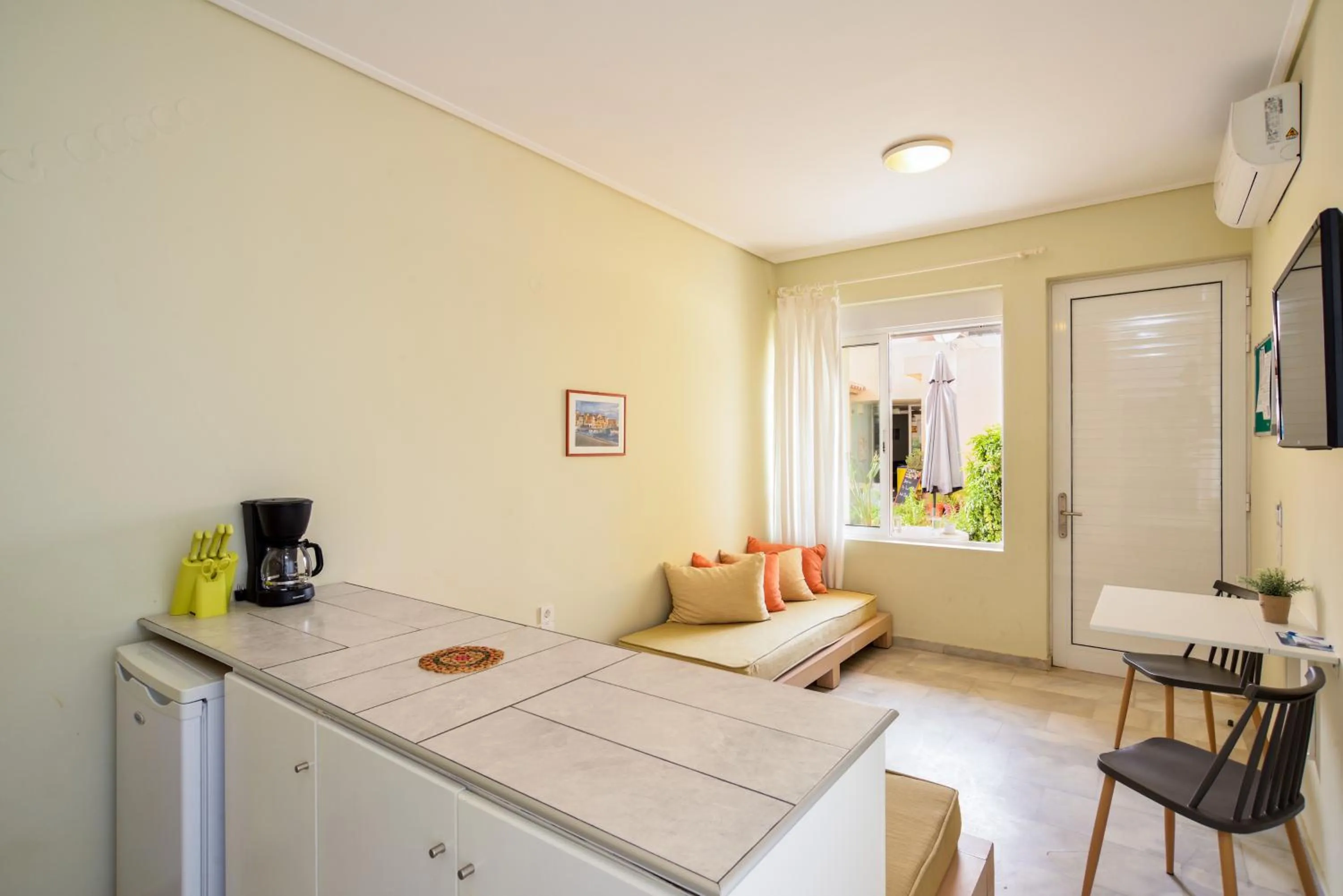 TV and multimedia in Elma's Dream Apartments & Villas