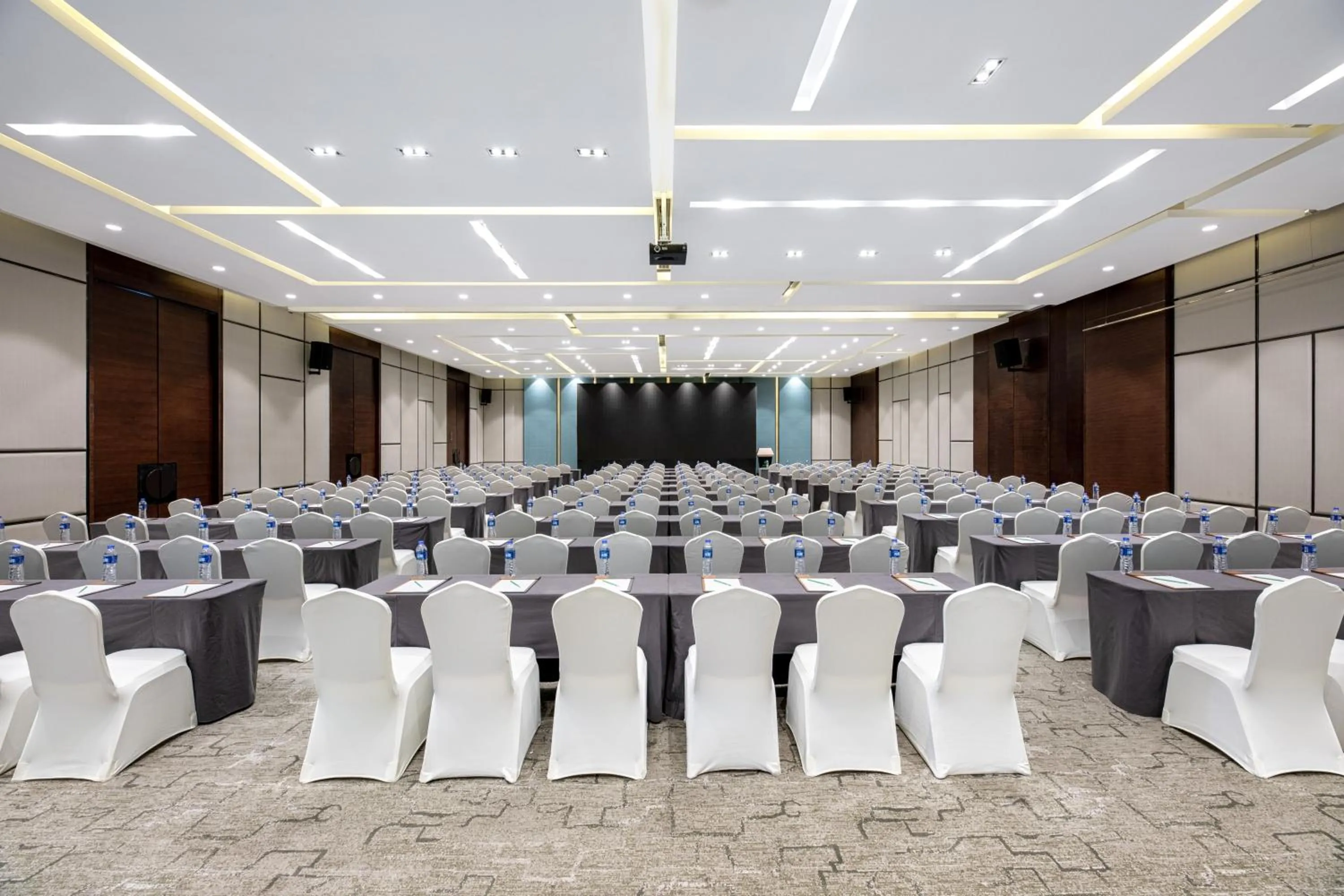 Meeting/conference room in Holiday Inn Baoji Central by IHG