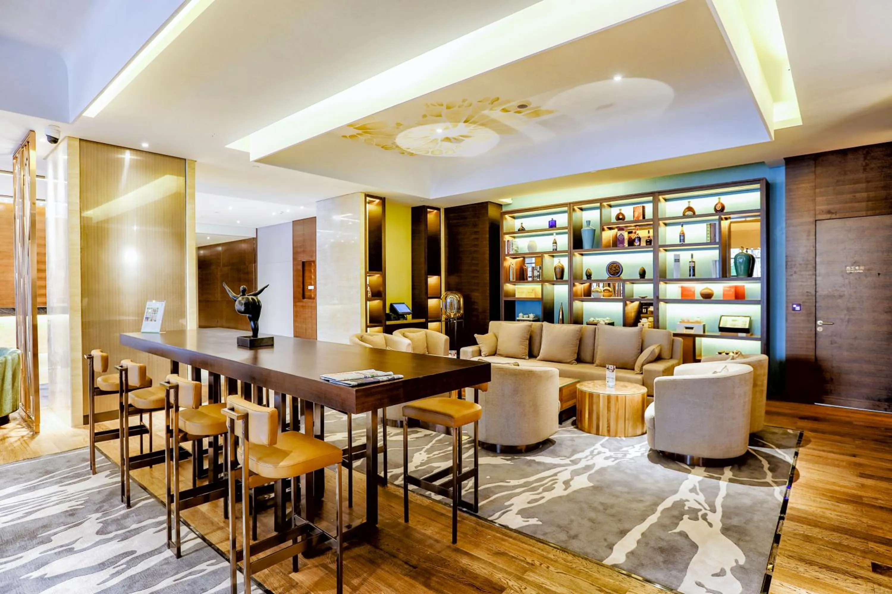 Lounge or bar in Holiday Inn Baoji Central by IHG