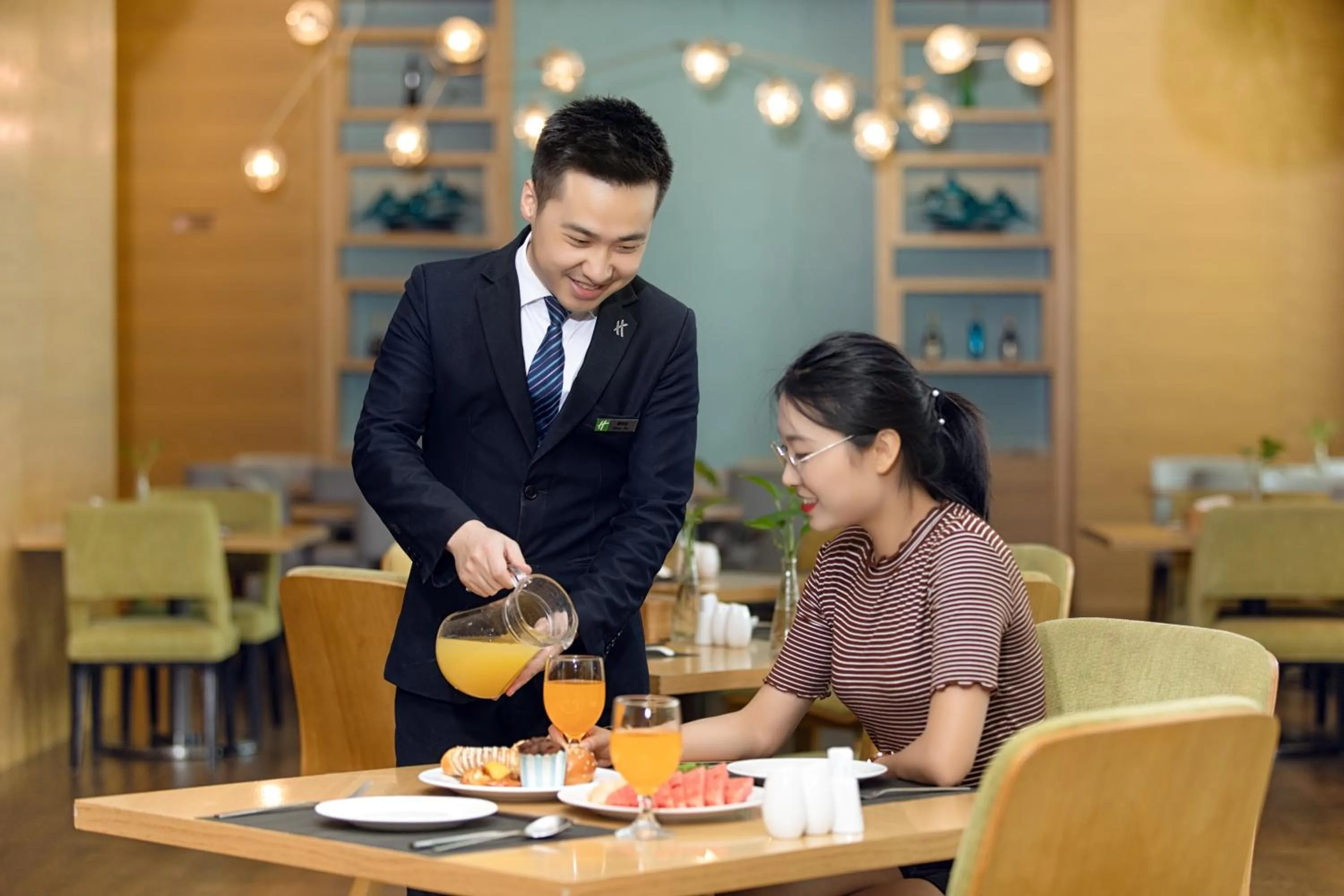 Restaurant/places to eat in Holiday Inn Baoji Central by IHG