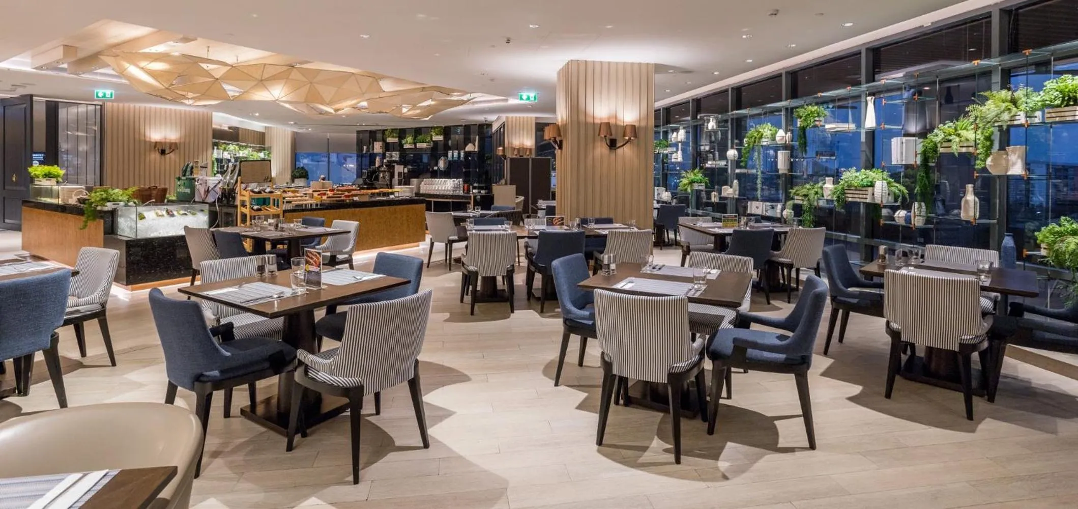 Restaurant/places to eat in Holiday Inn & Suites Rayong City Centre by IHG