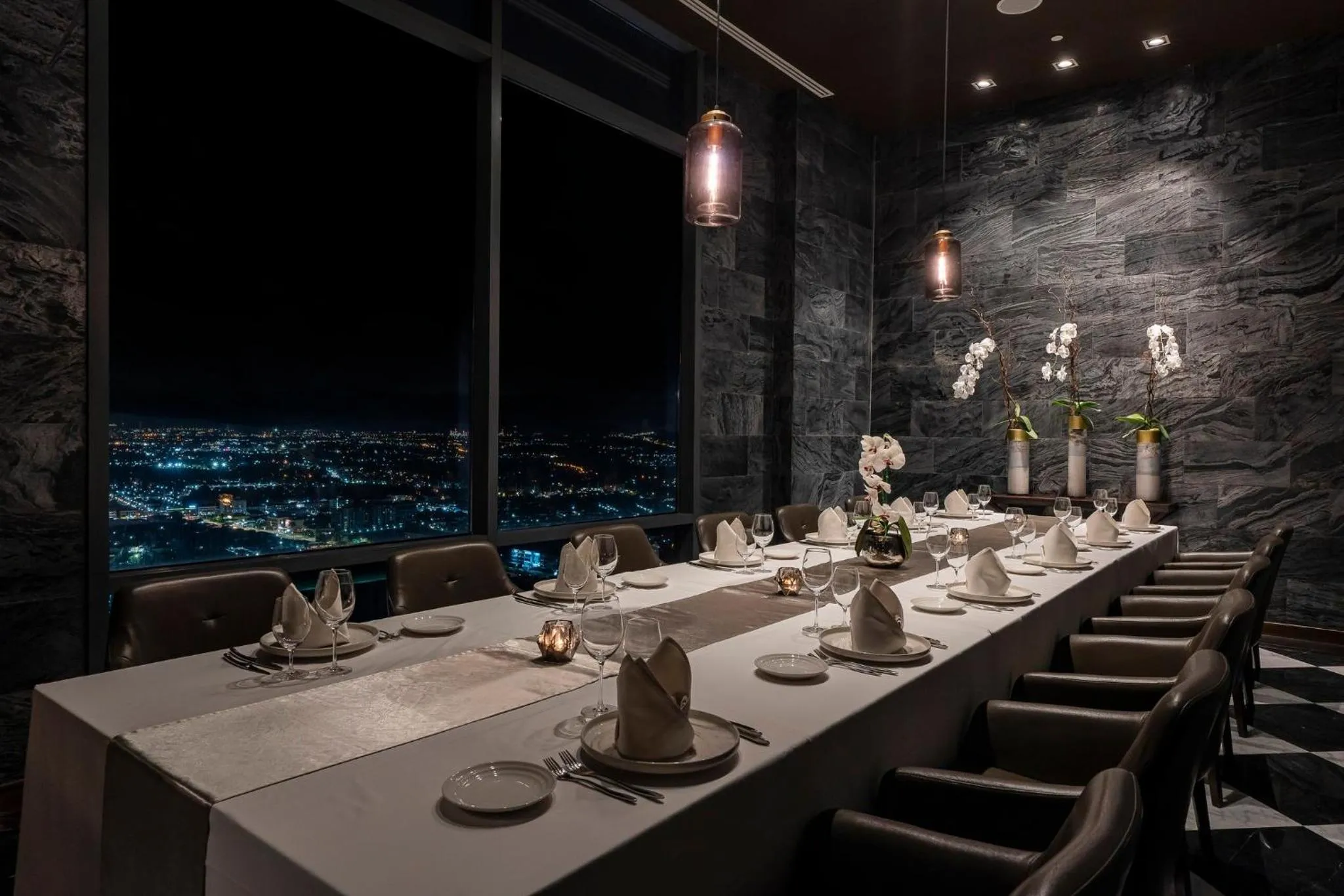 Restaurant/places to eat in Holiday Inn & Suites Rayong City Centre by IHG