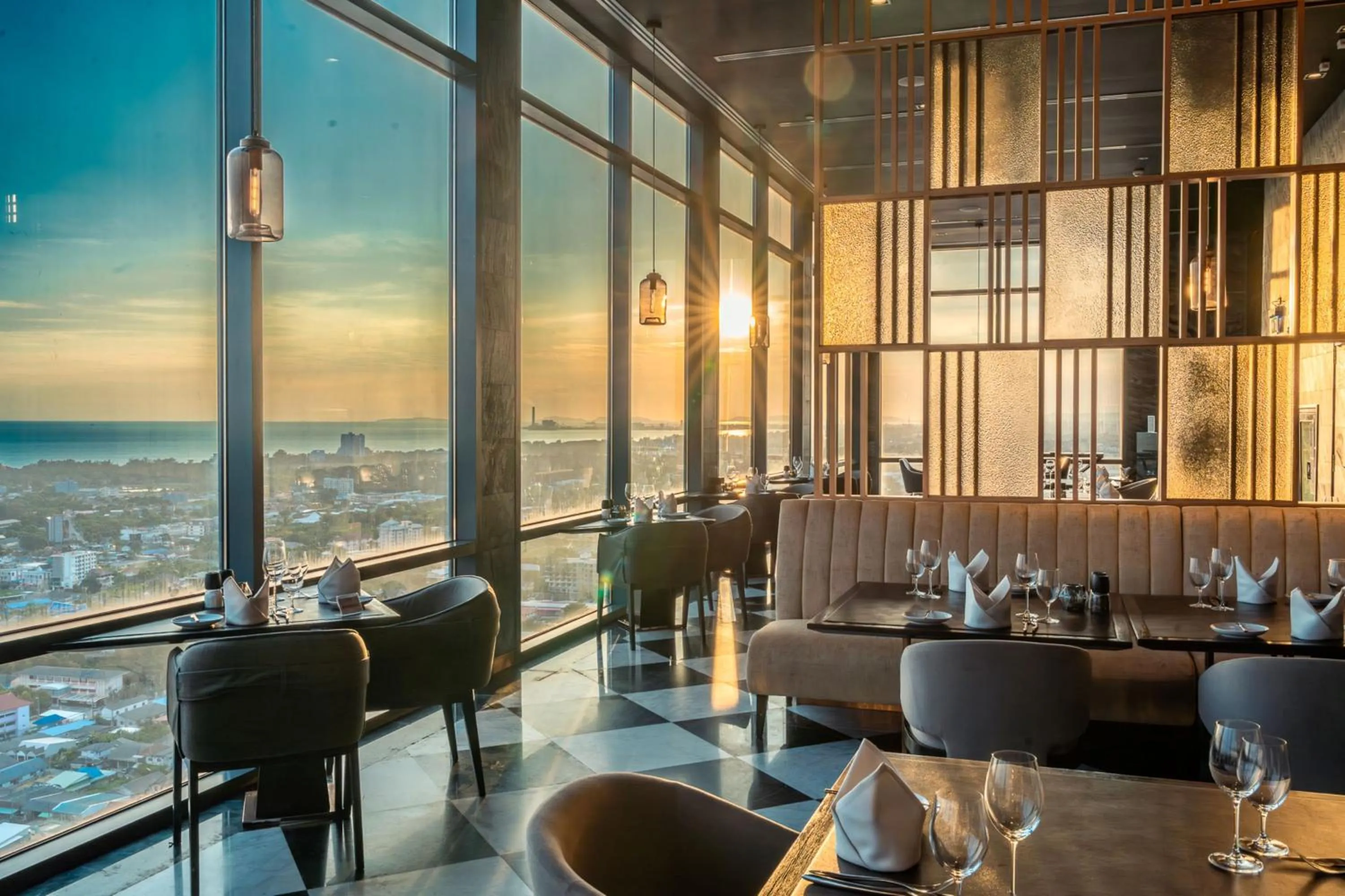 Restaurant/places to eat in Holiday Inn & Suites Rayong City Centre by IHG