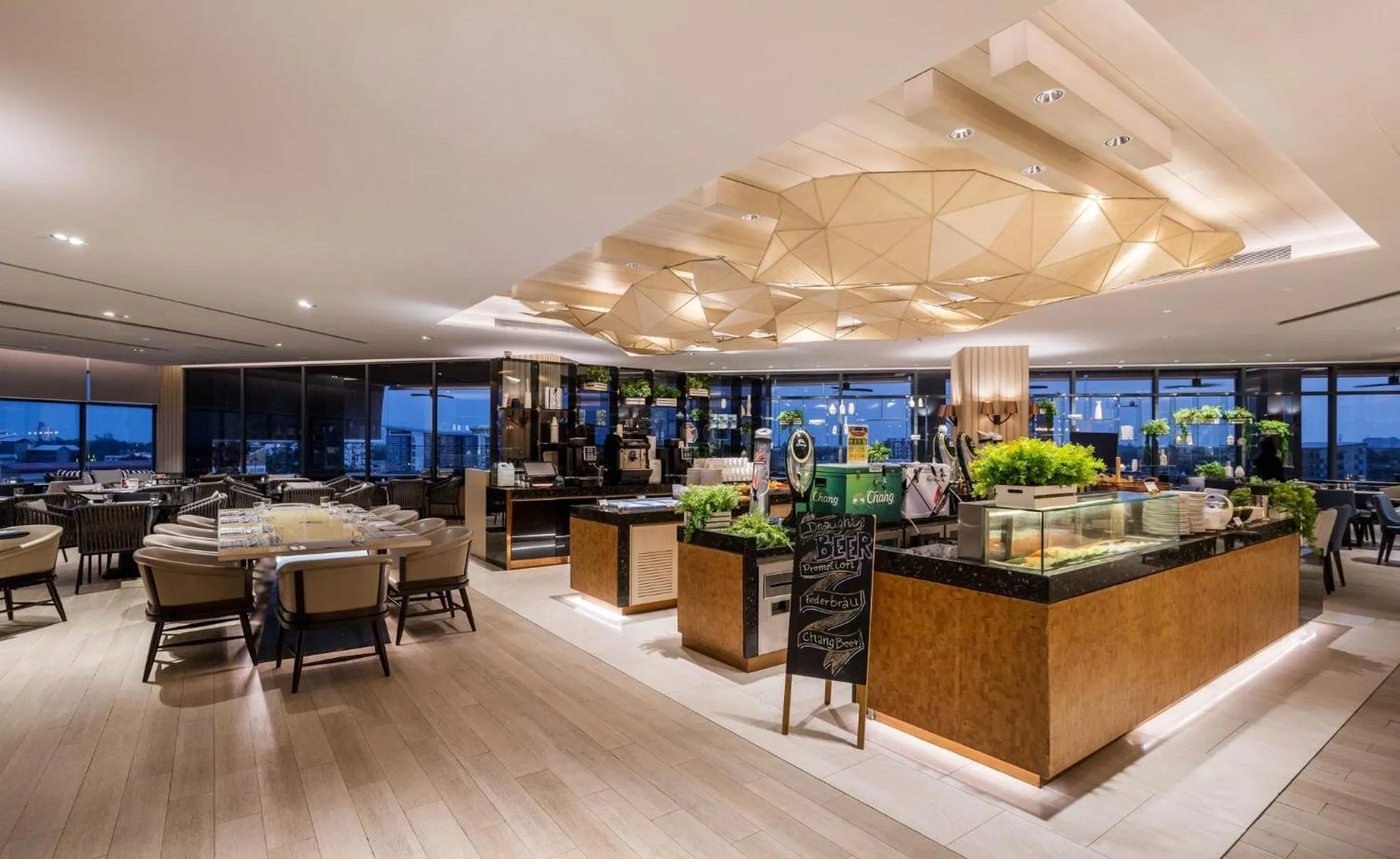 Restaurant/places to eat in Holiday Inn & Suites Rayong City Centre by IHG