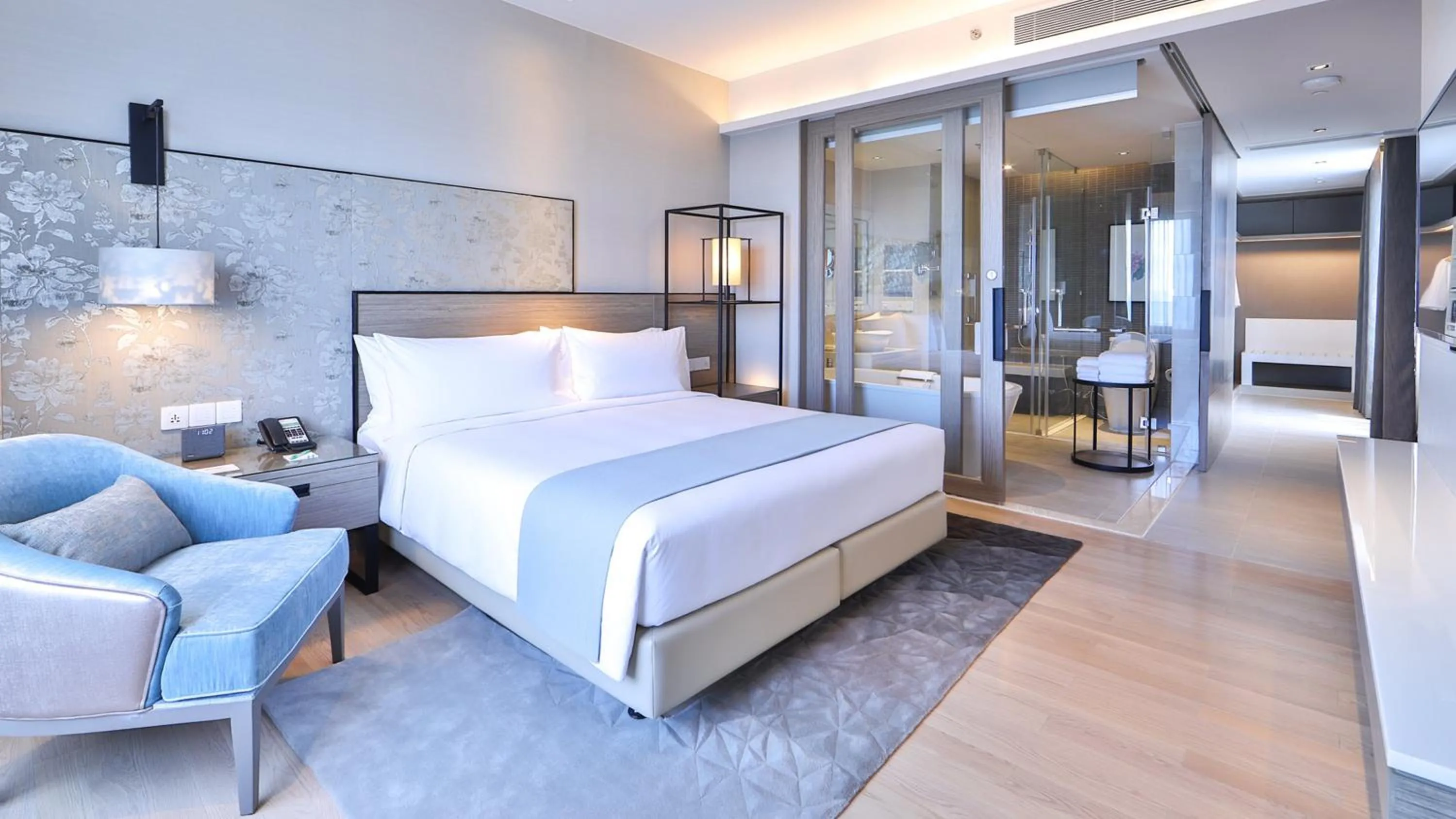 Photo of the whole room, Bed in Holiday Inn & Suites Rayong City Centre by IHG