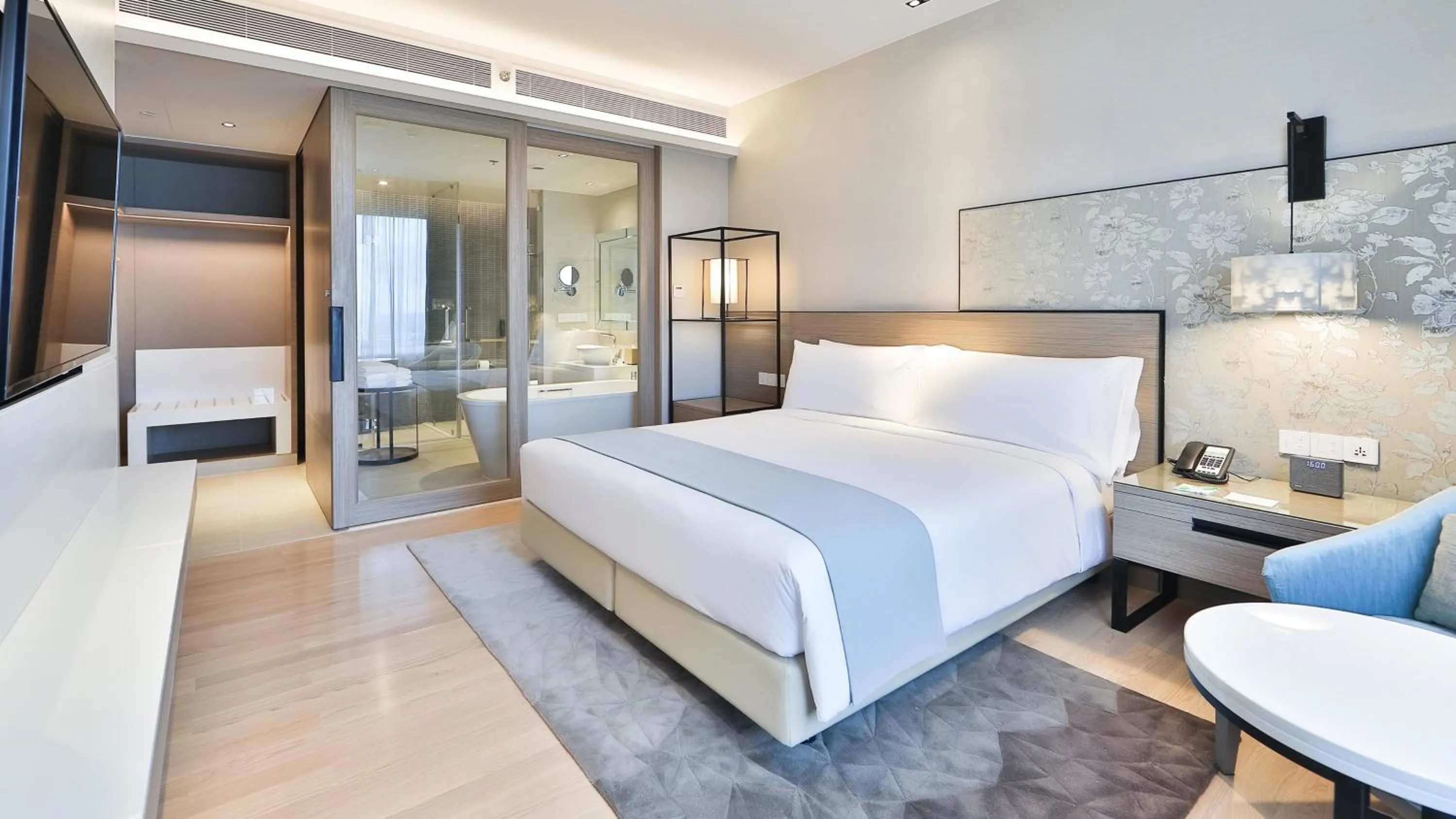 Photo of the whole room, Bed in Holiday Inn & Suites Rayong City Centre by IHG