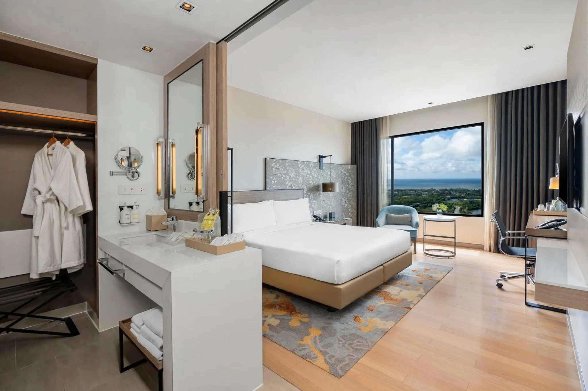 Photo of the whole room, Bed in Holiday Inn & Suites Rayong City Centre by IHG