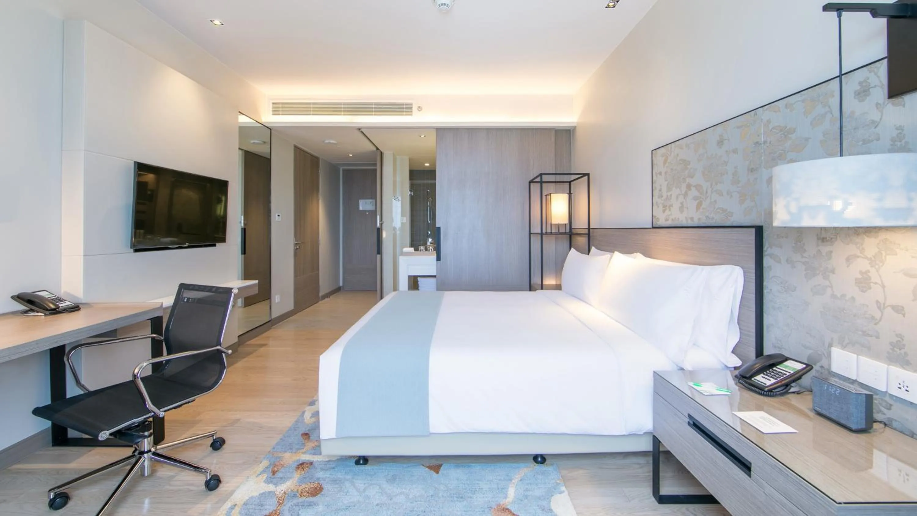 Photo of the whole room, Bed in Holiday Inn & Suites Rayong City Centre by IHG