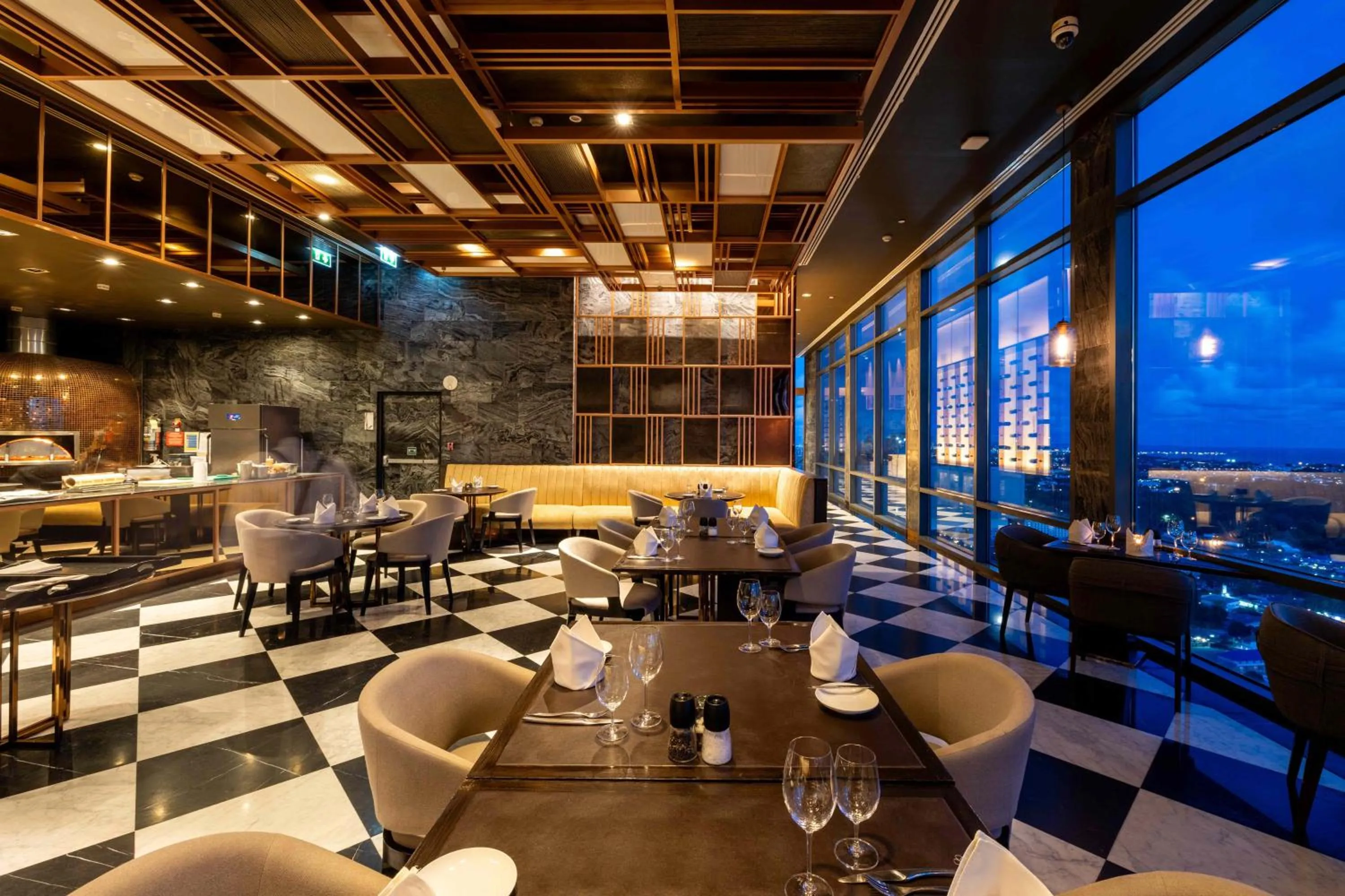 Restaurant/places to eat in Holiday Inn & Suites Rayong City Centre by IHG