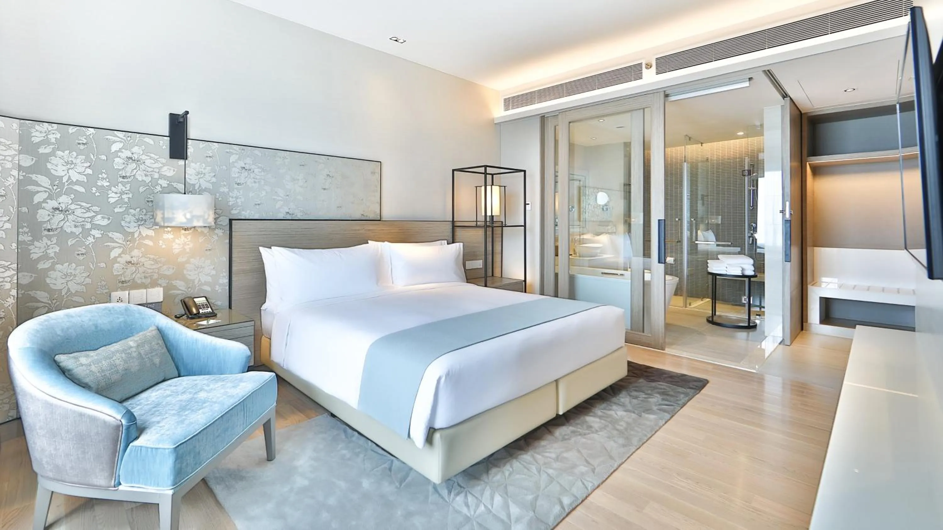 Photo of the whole room, Bed in Holiday Inn & Suites Rayong City Centre by IHG
