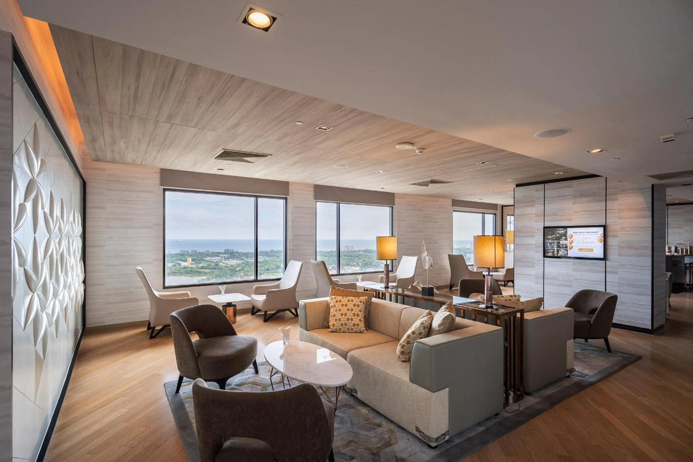 Lounge or bar in Holiday Inn & Suites Rayong City Centre by IHG