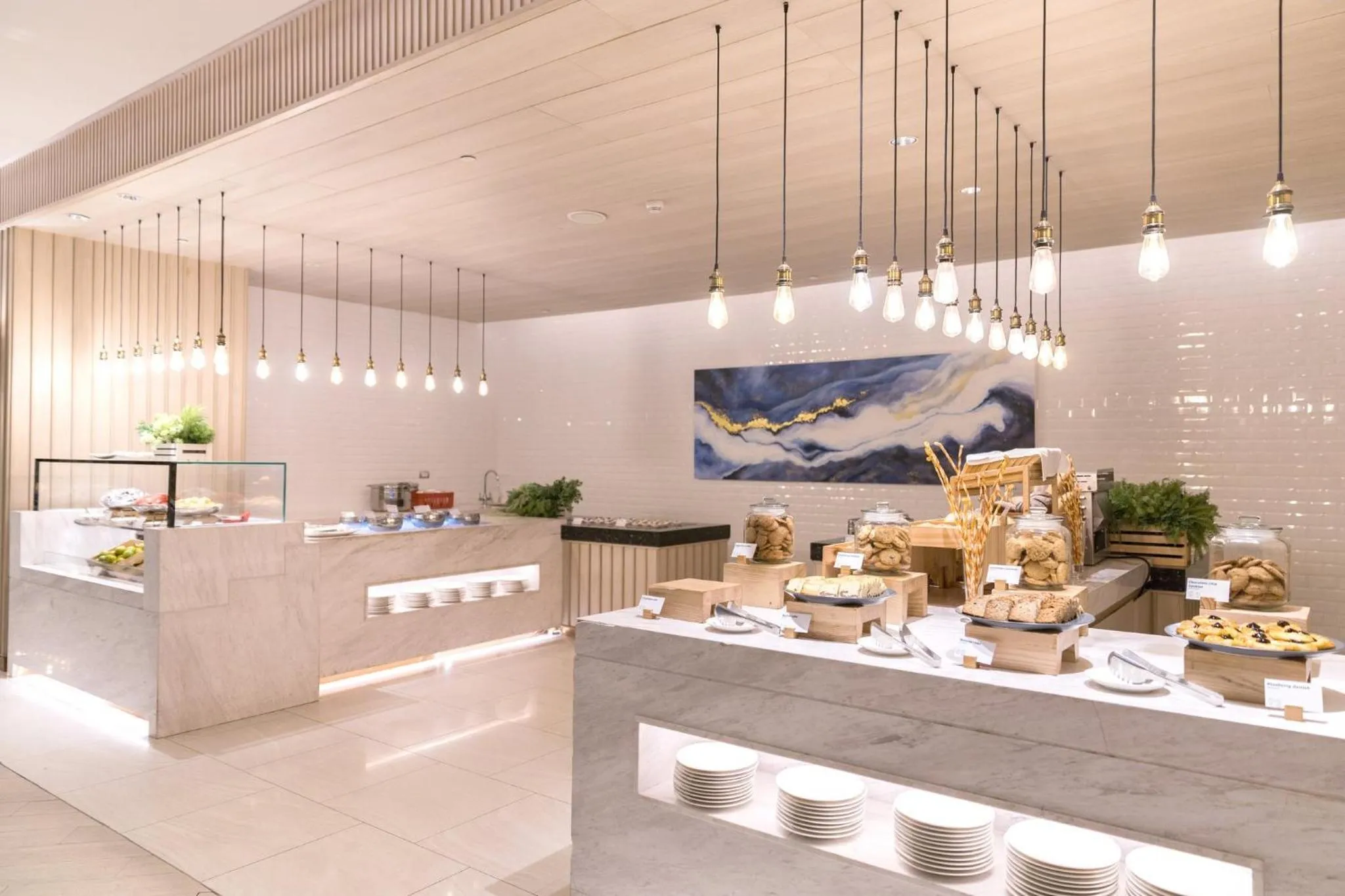 Restaurant/places to eat in Holiday Inn & Suites Rayong City Centre by IHG