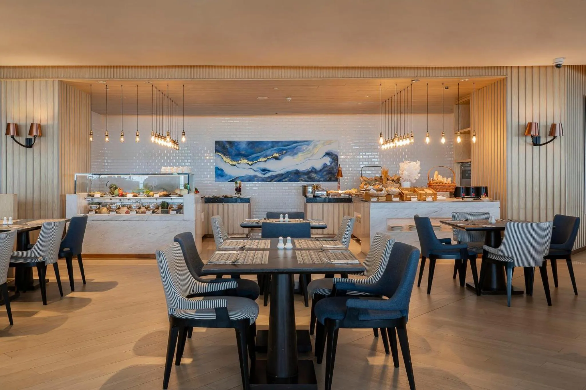 Restaurant/places to eat in Holiday Inn & Suites Rayong City Centre by IHG