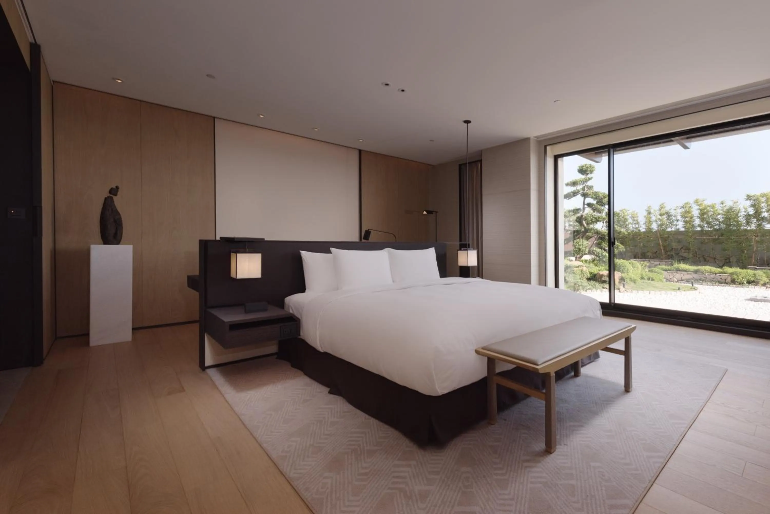 Photo of the whole room, Bed in Crowne Plaza Tainan by IHG