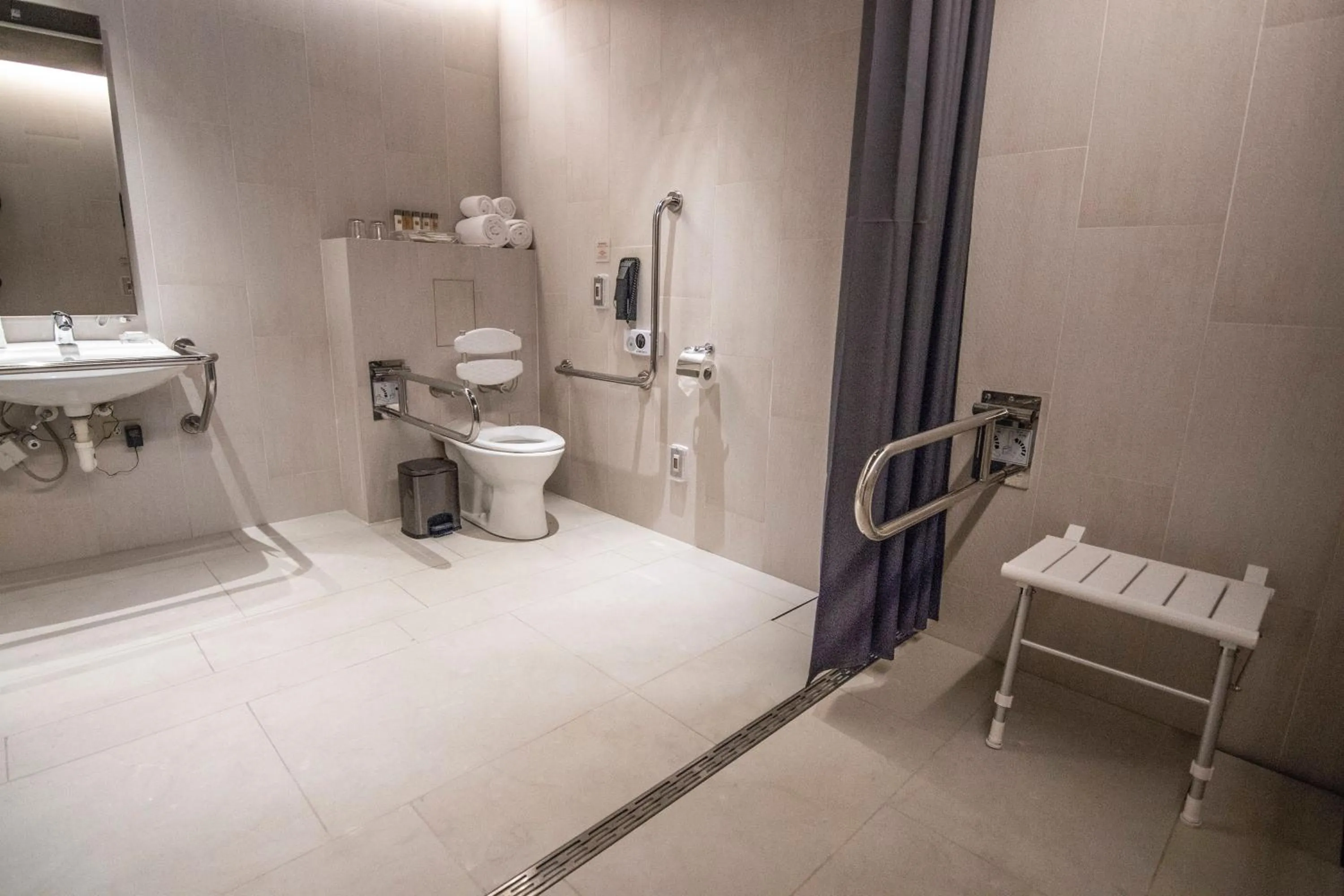 Photo of the whole room in Crowne Plaza Tainan by IHG