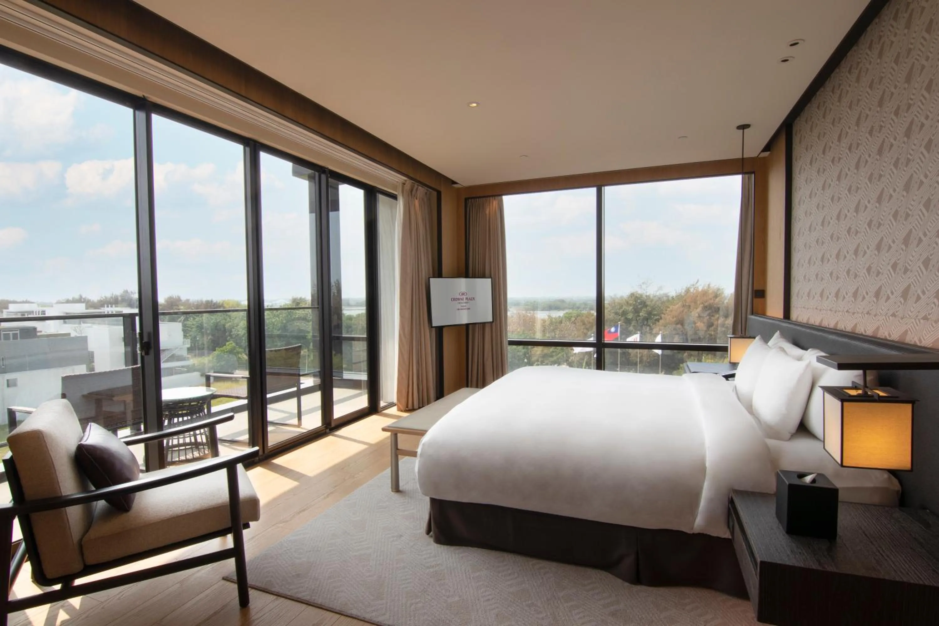 Photo of the whole room, Bed in Crowne Plaza Tainan by IHG