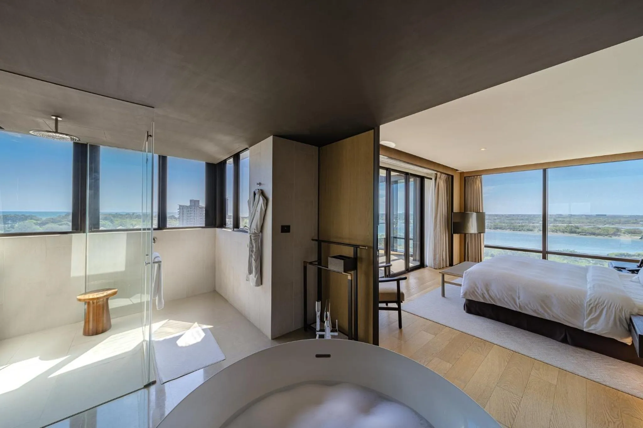 Photo of the whole room, Bed in Crowne Plaza Tainan by IHG