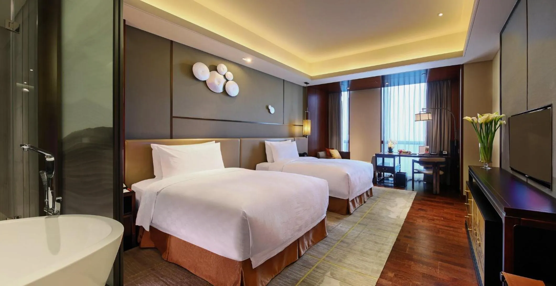 Photo of the whole room, Bed in HUALUXE Wuxi Taihu