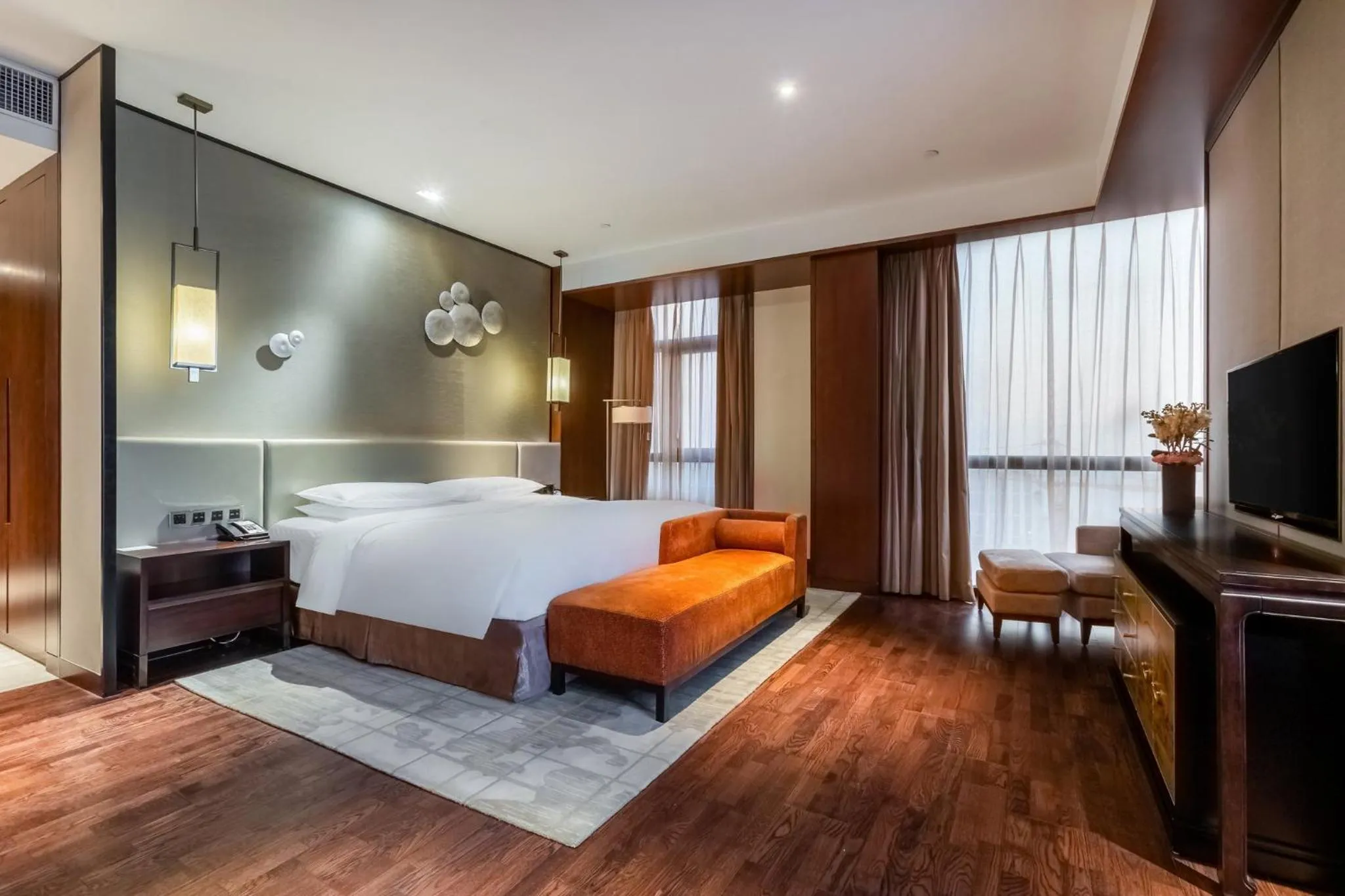 Photo of the whole room, Bed in HUALUXE Wuxi Taihu