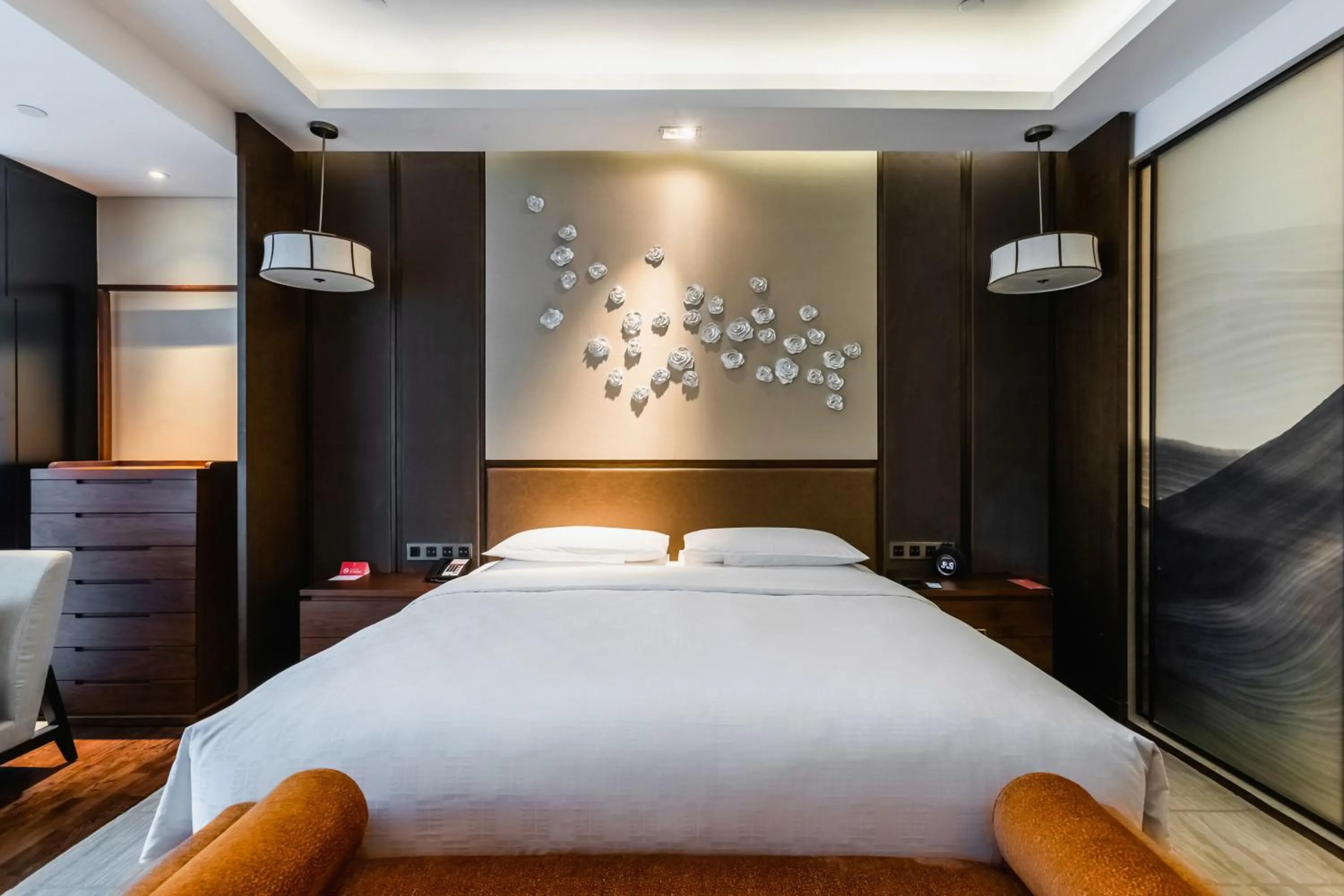 Photo of the whole room, Bed in HUALUXE Wuxi Taihu