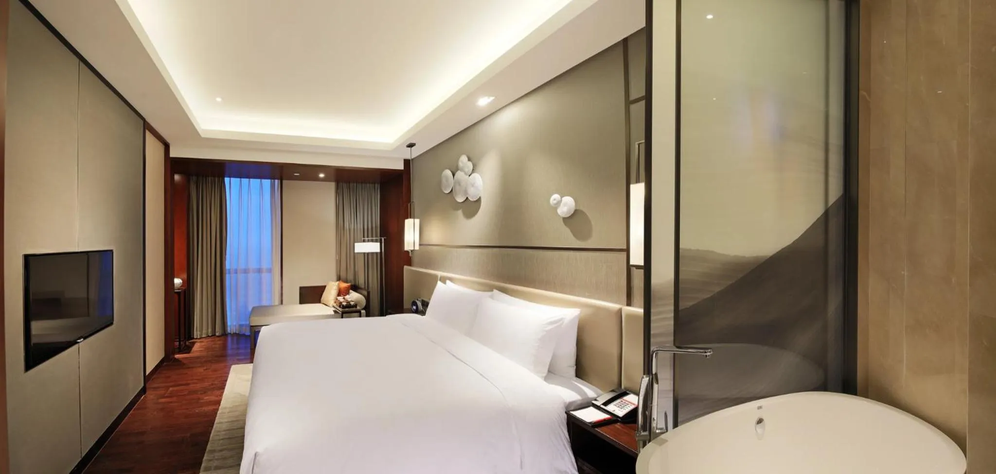 Photo of the whole room, Bed in HUALUXE Wuxi Taihu