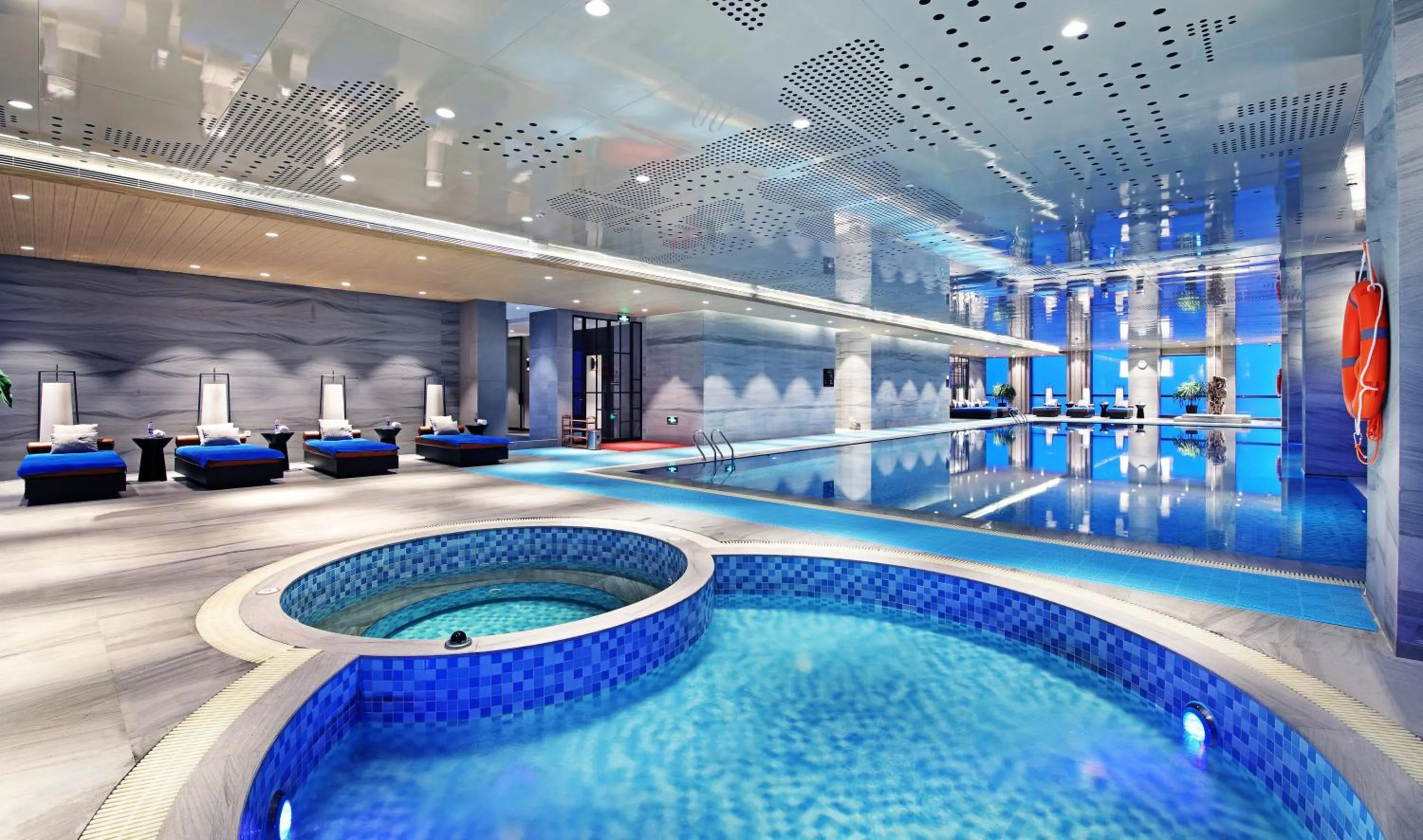 Swimming pool in HUALUXE Wuxi Taihu