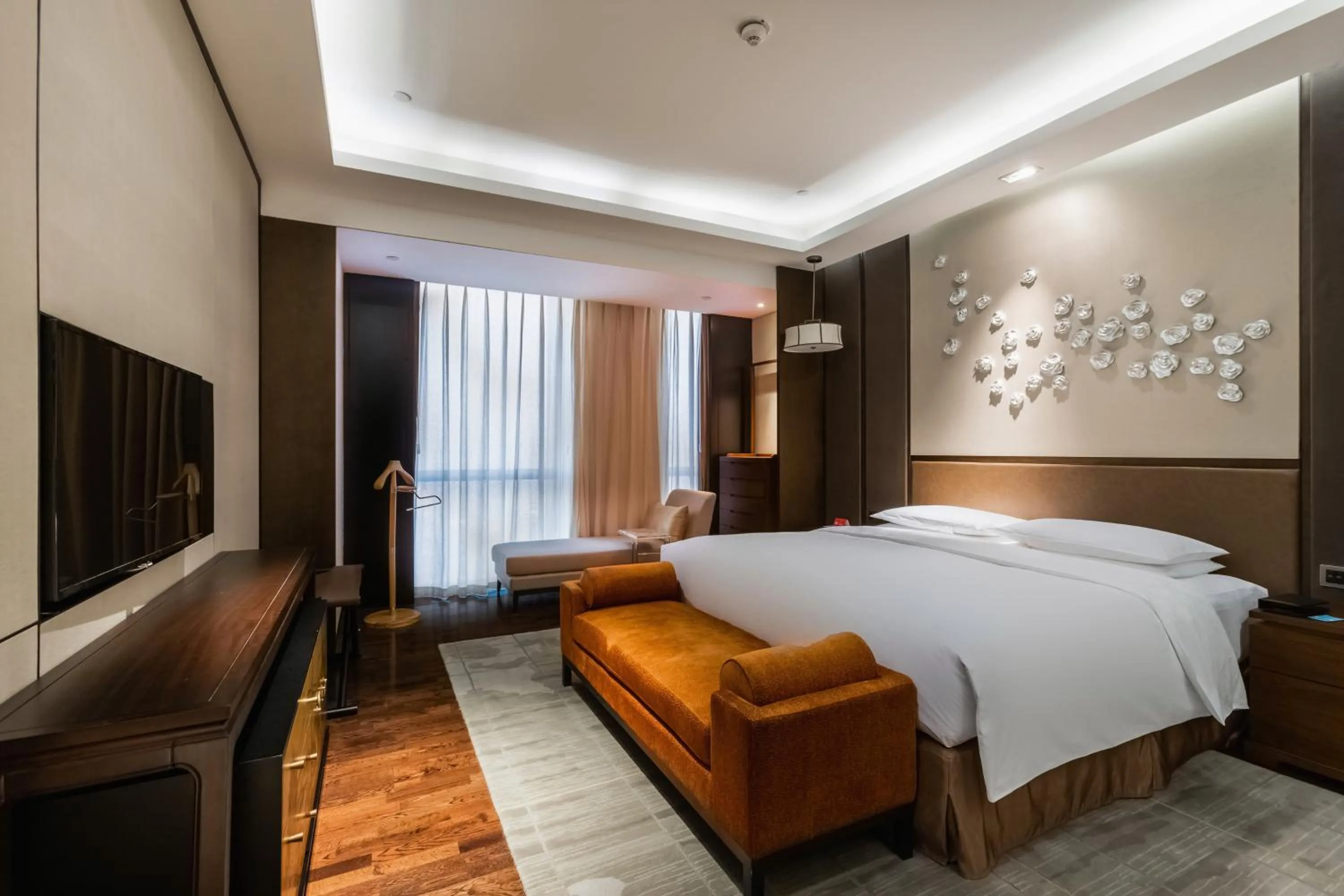 Photo of the whole room, Bed in HUALUXE Wuxi Taihu