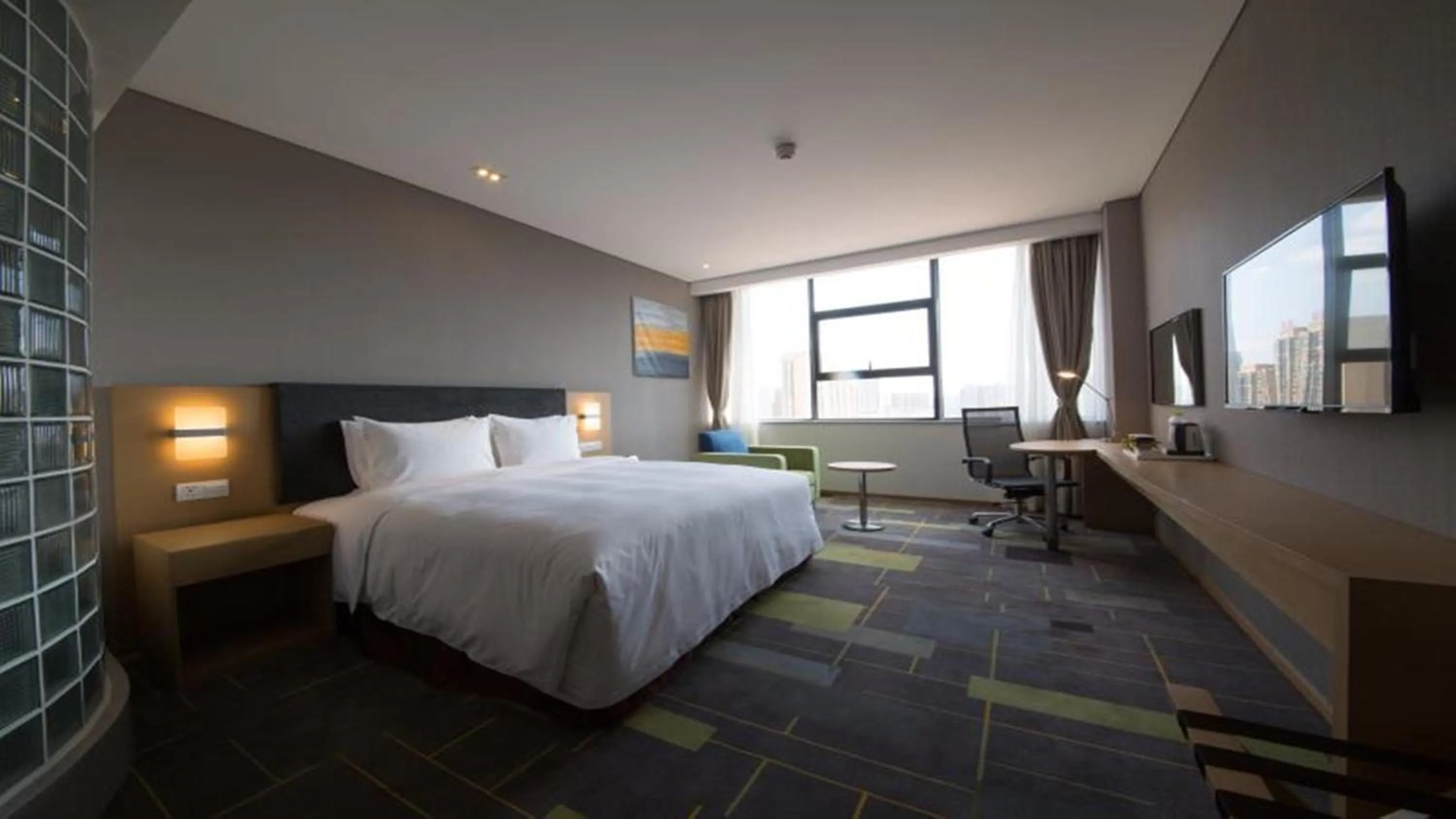 Photo of the whole room, Bed in Holiday Inn Express Chengdu Airport Zone Shuangliu International Airport