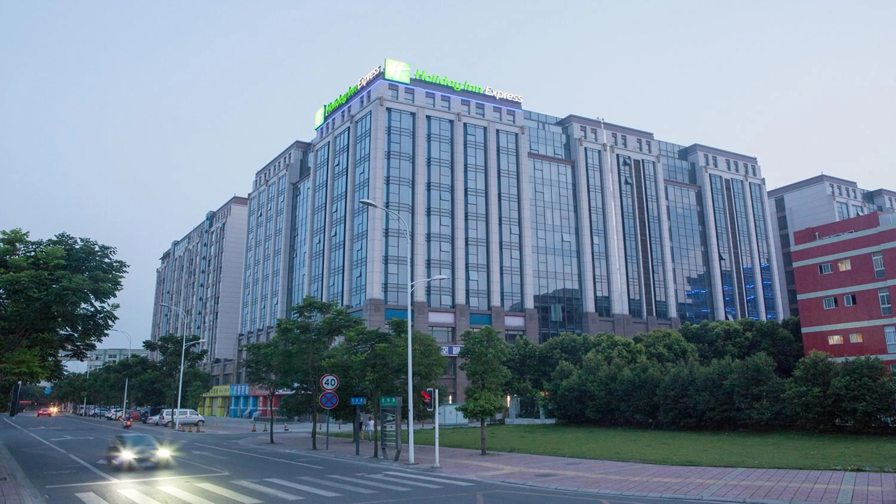 Property building in Holiday Inn Express Chengdu Airport Zone Shuangliu International Airport