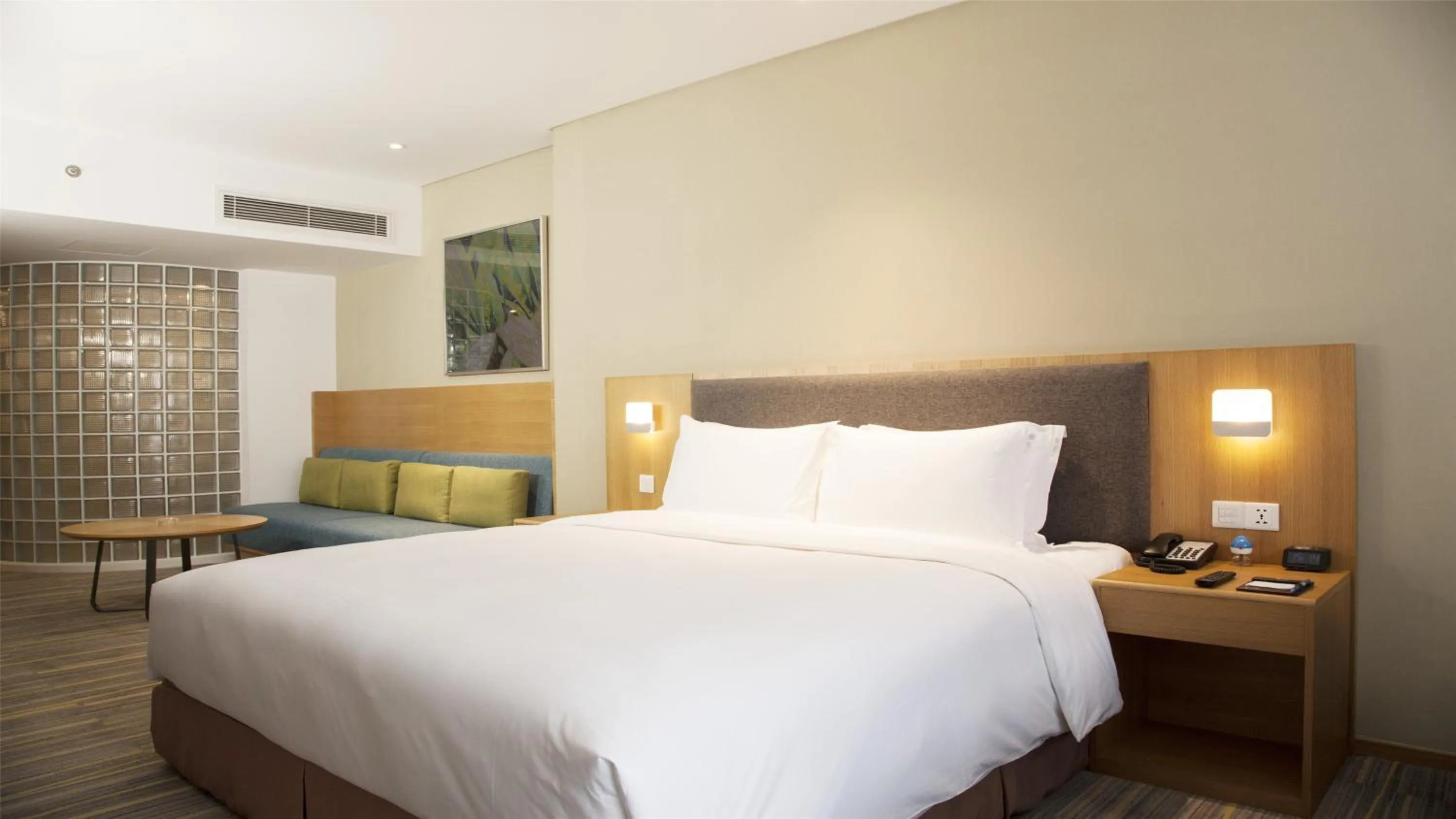 Photo of the whole room, Bed in Holiday Inn Express Chengdu Airport Zone Shuangliu International Airport