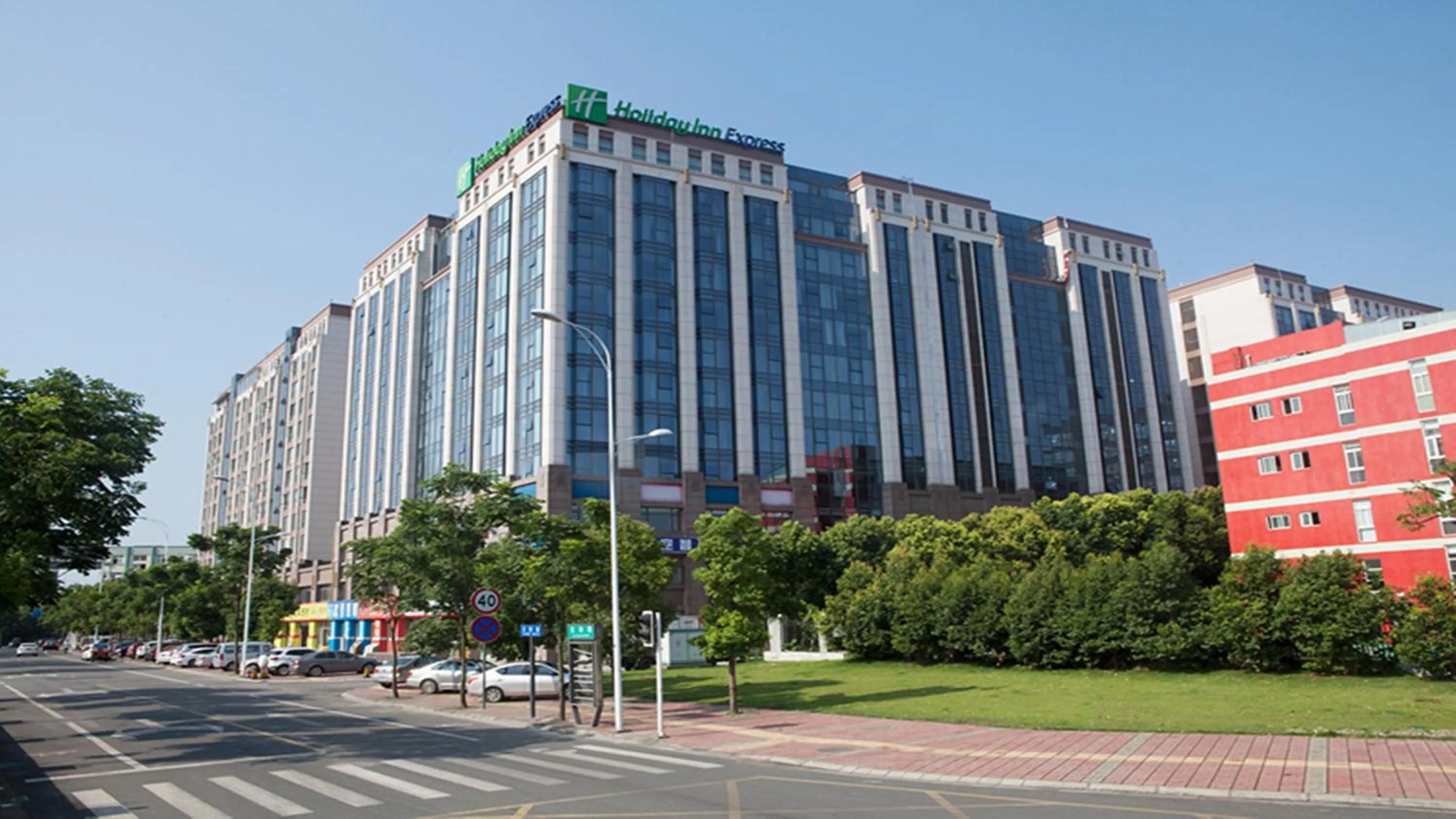 Property building in Holiday Inn Express Chengdu Airport Zone Shuangliu International Airport