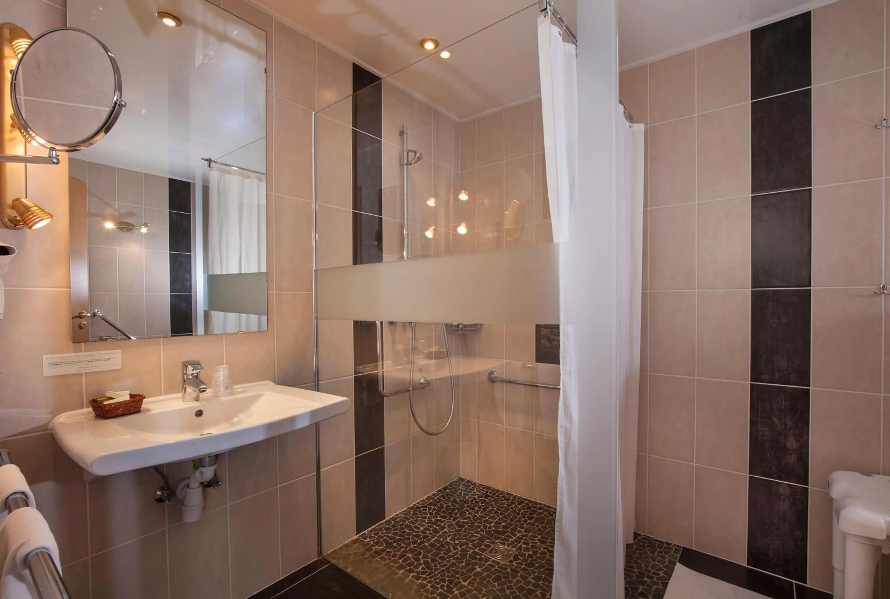 Bathroom in Logis Hostellerie Motel Au Bois Le Sire