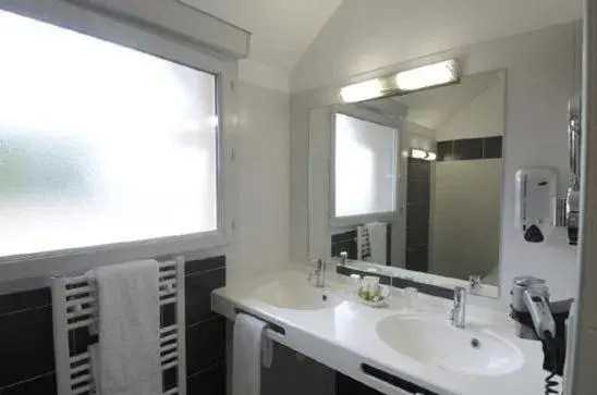 Comfort Single or Double Room in Logis Hôtel de la Tour Comfort Single or Double Room in Logis Hôtel de la Tour